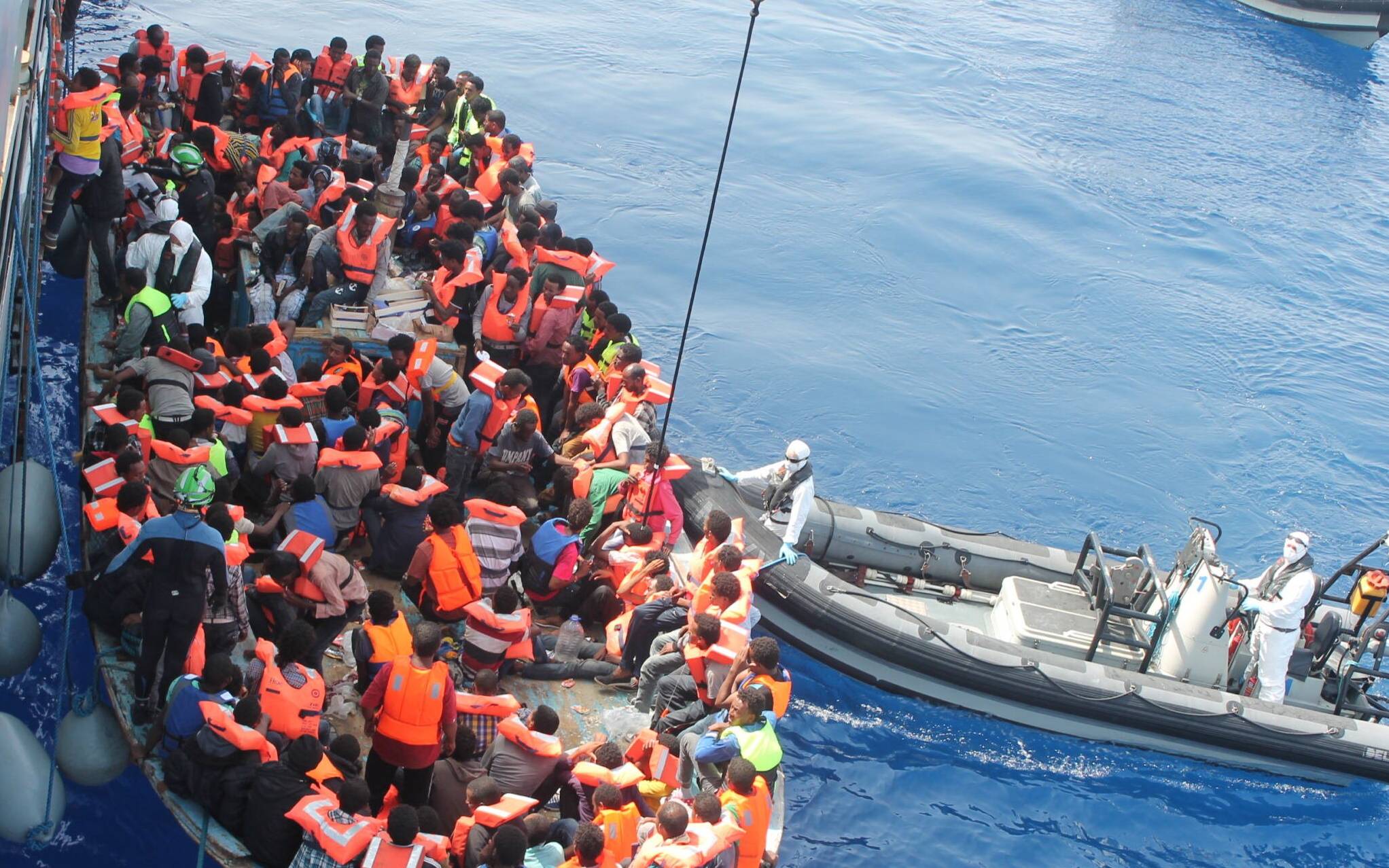 Grafika do artykułu Samotna wyspa skazuje uchodźców na śmierć na morzu lub tortury. Tak chce wymusić europejską solidarność