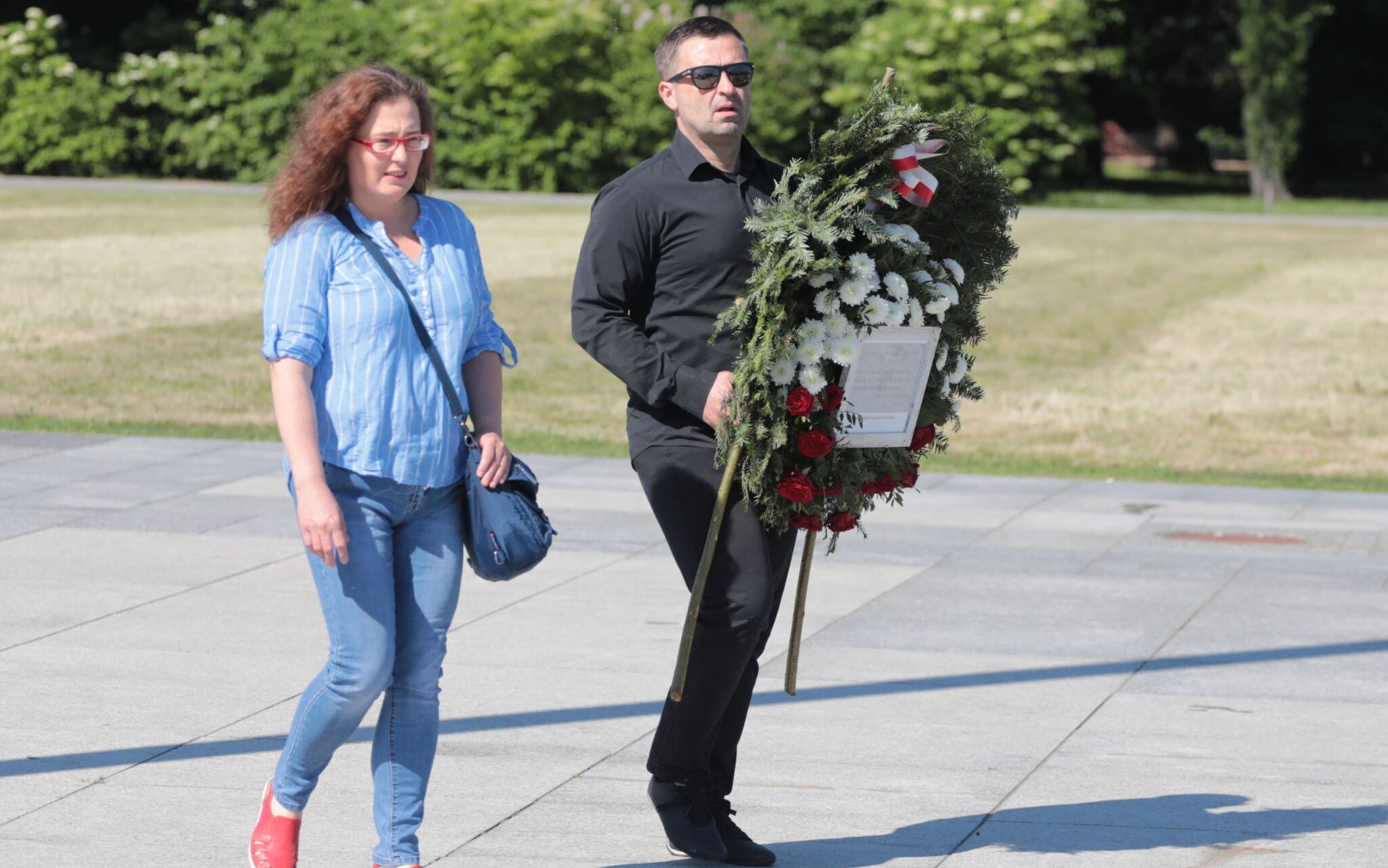 10.06.2021 Warszawa , plac Pilsudskiego . Pomnik Ofiar Tragedii Smolenskiej 2010 roku . 134 . miesiecznica smolenska . Zbigniew Komosa (P) z wiencem '' Pamieci 95 ofiar Lecha Kaczynskiego, ktory ignorujac wszelkie procedury nakazal pilotom ladowac w Smolensku w skrajnie trudnych warunkach . Spoczywajcie w pokoju . Narod polski . Stop kreowaniu falszywych bohaterow '' podczas happeningu Lotnej Brygady Opozycji .
Fot. Slawomir Kaminski / Agencja Gazeta