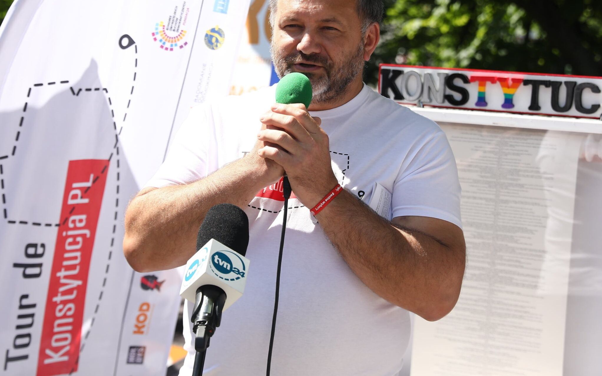 07.06.2021 Krakow , ulica przy Rondzie . Sedzia Waldemar Zurek podczas spotkania z cyklu Tour de Konstytucja zorganizowane przed Sadem Okregowym . 
Fot. Jakub Porzycki / Agencja Gazeta