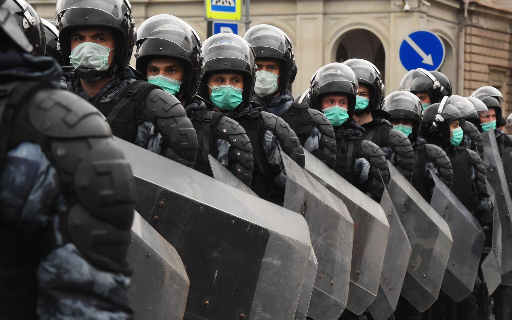 Russian riot police officers block a street during a rally in support of jailed Kremlin critic Alexei Navalny, in central Saint-Petersburg on April 21, 2021. - Jailed Kremlin critic Alexei Navalny's team called for demonstrations in more than 100 cities, after the opposition figure's doctors said his health was failing following three weeks on hunger strike. (Photo by Olga MALTSEVA / AFP)