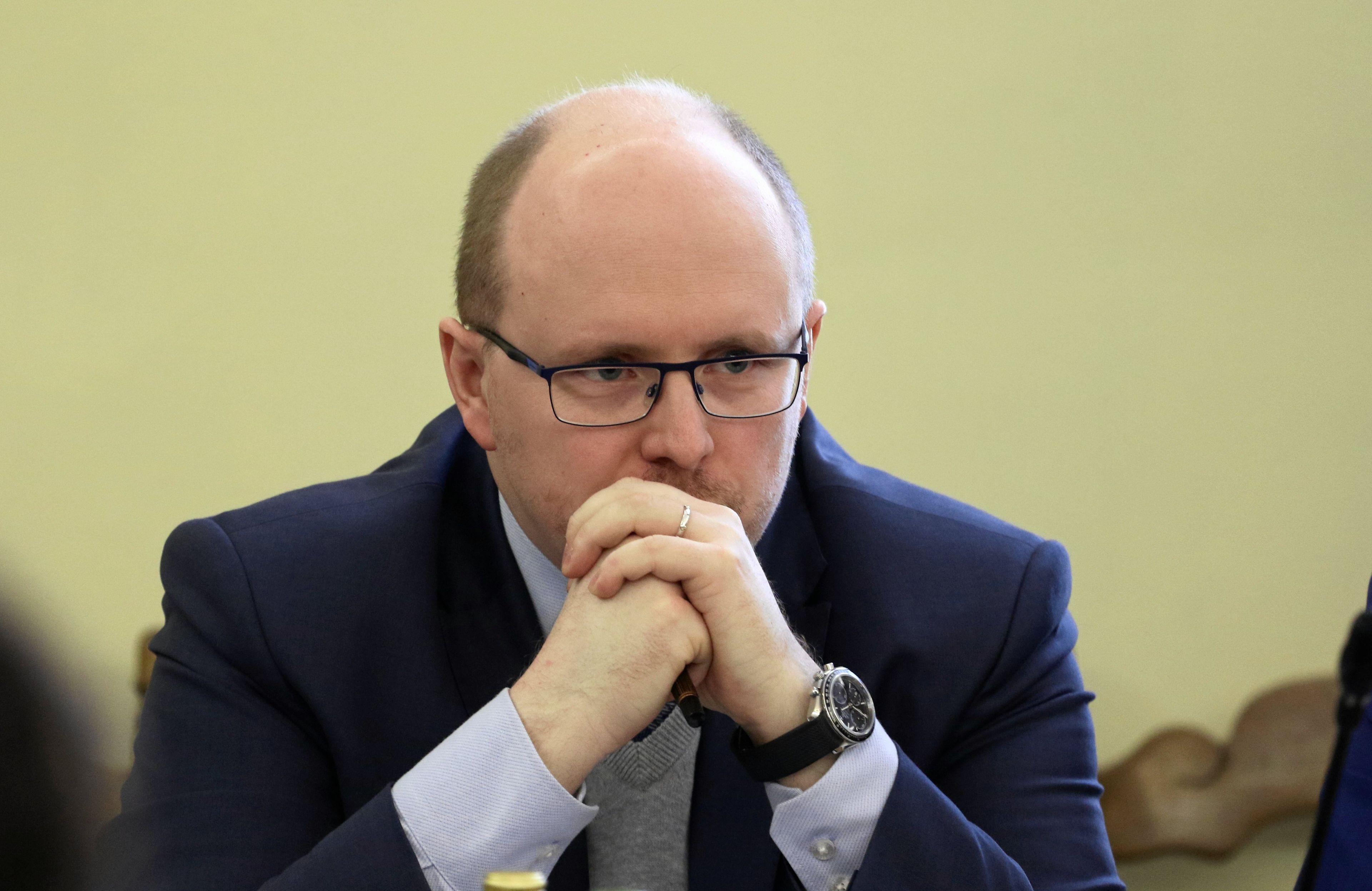 Mężczyna, prezes fundamentalistycznej Ordo Iuris, siedzi podpierając dłońmi podbródek posiedzenia Komisji Sprawiedliwości i Praw Człowieka
