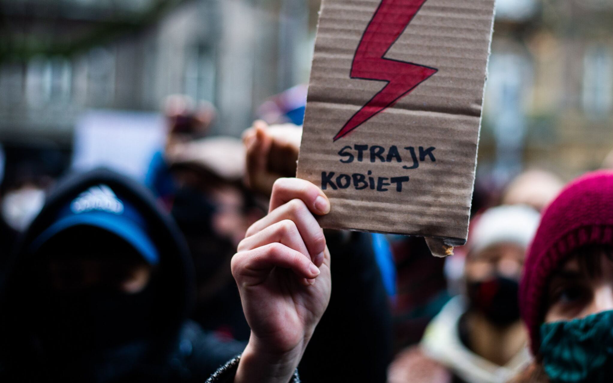 28.11.2020 Krakow . Protest Strajku Kobiet w zwiazku z zaostrzeniem prawa aborcyjnego przeszedl z Rynku Podgorskiego pod Collegium Novum . Fot. Adrianna Bochenek/Agencja Gazeta