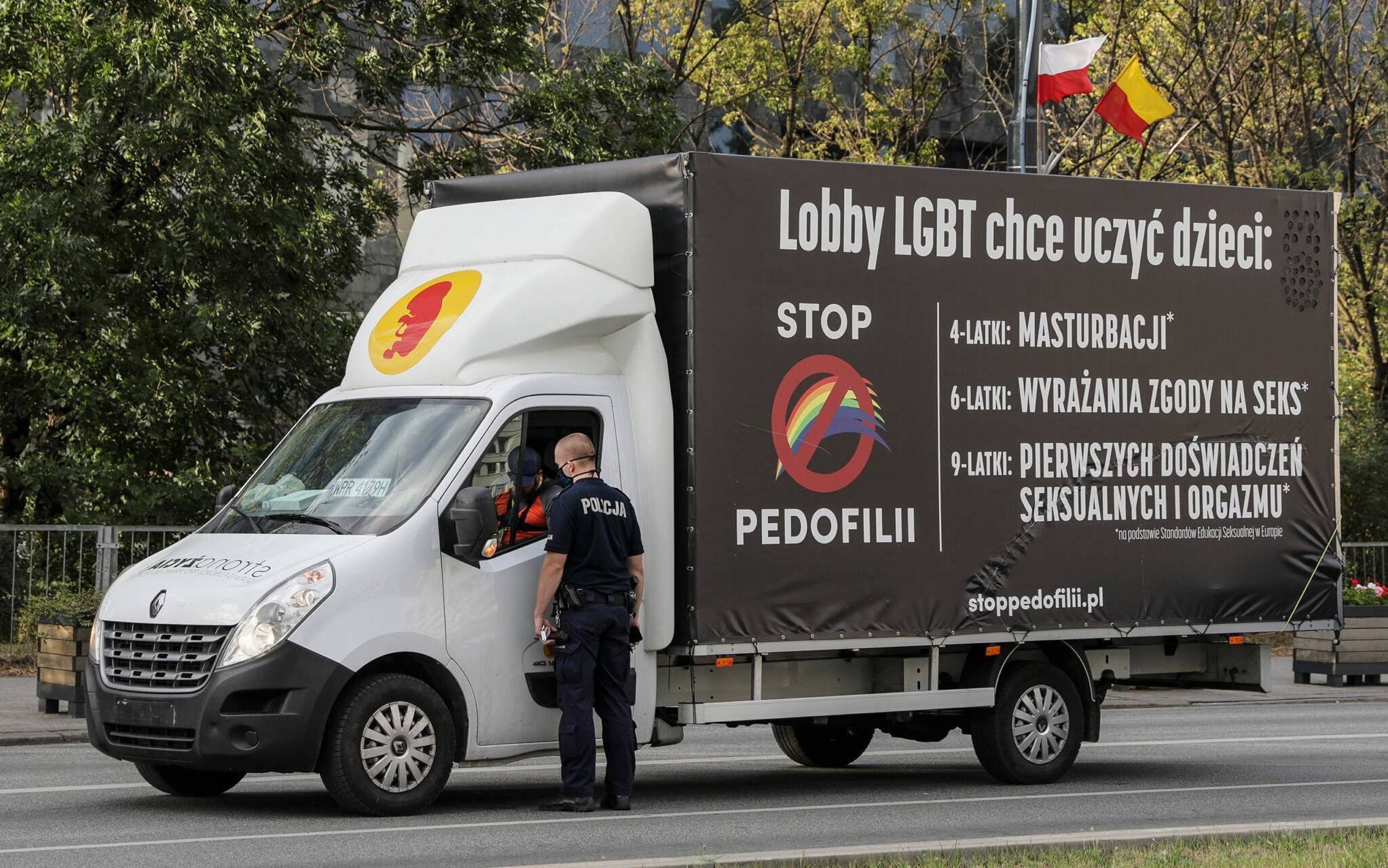 Grafika do artykułu Homofobiczne furgonetki jeżdżą po Polsce. Jakim prawem? Analiza OKO.press