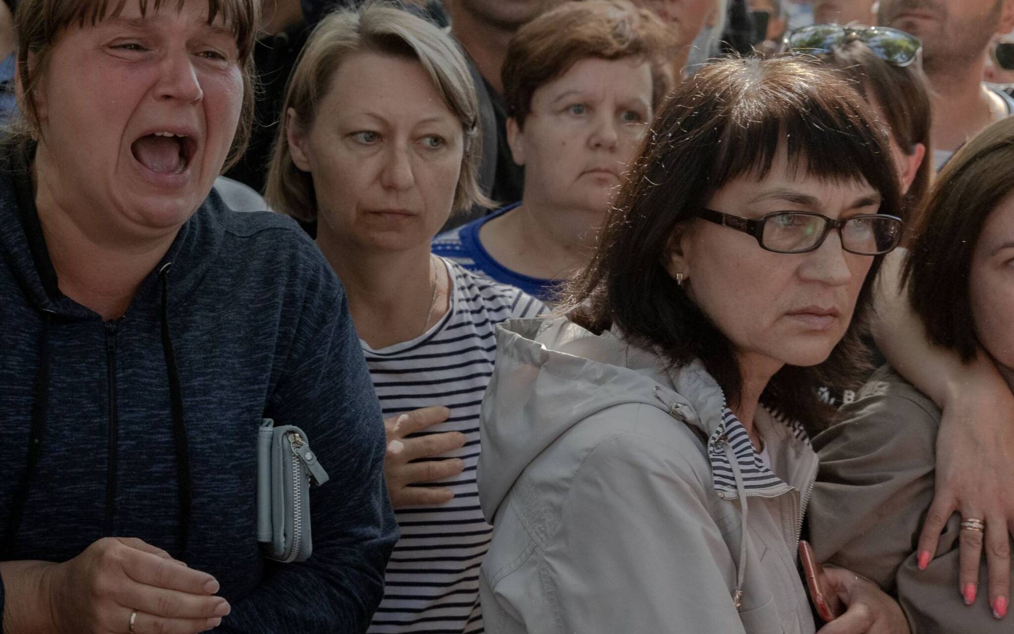 Grafika do artykułu Torturowani, bici, katowani: reporter OKO.press wśród bliskich czekających na więźniów Łukaszenki