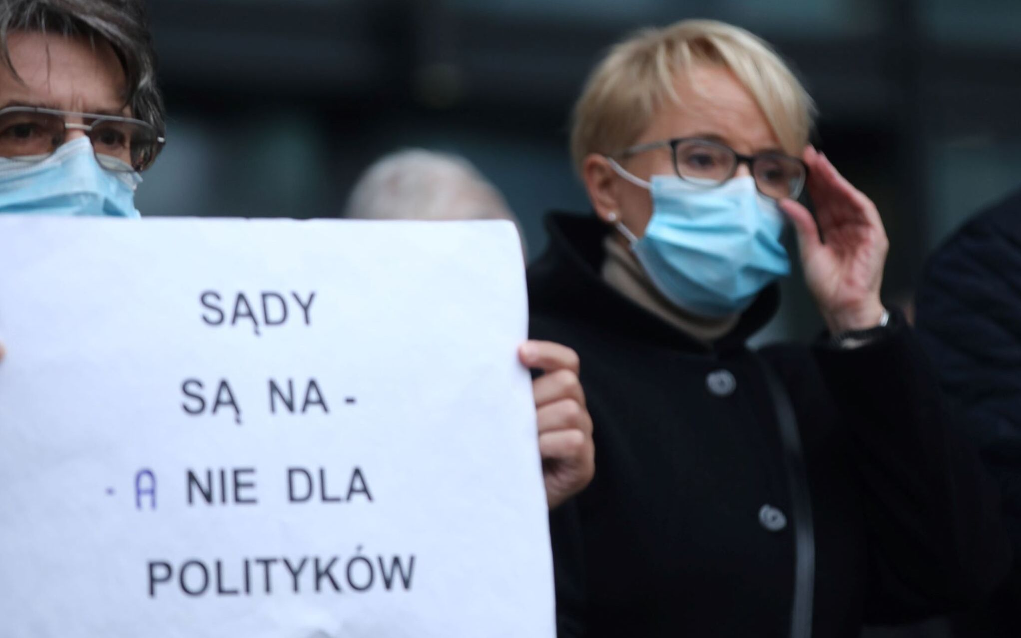 Grafika do artykułu Nielegalna Izba Dyscyplinarna pod osłoną nocy uchyliła immunitet sędzi Beacie Morawiec