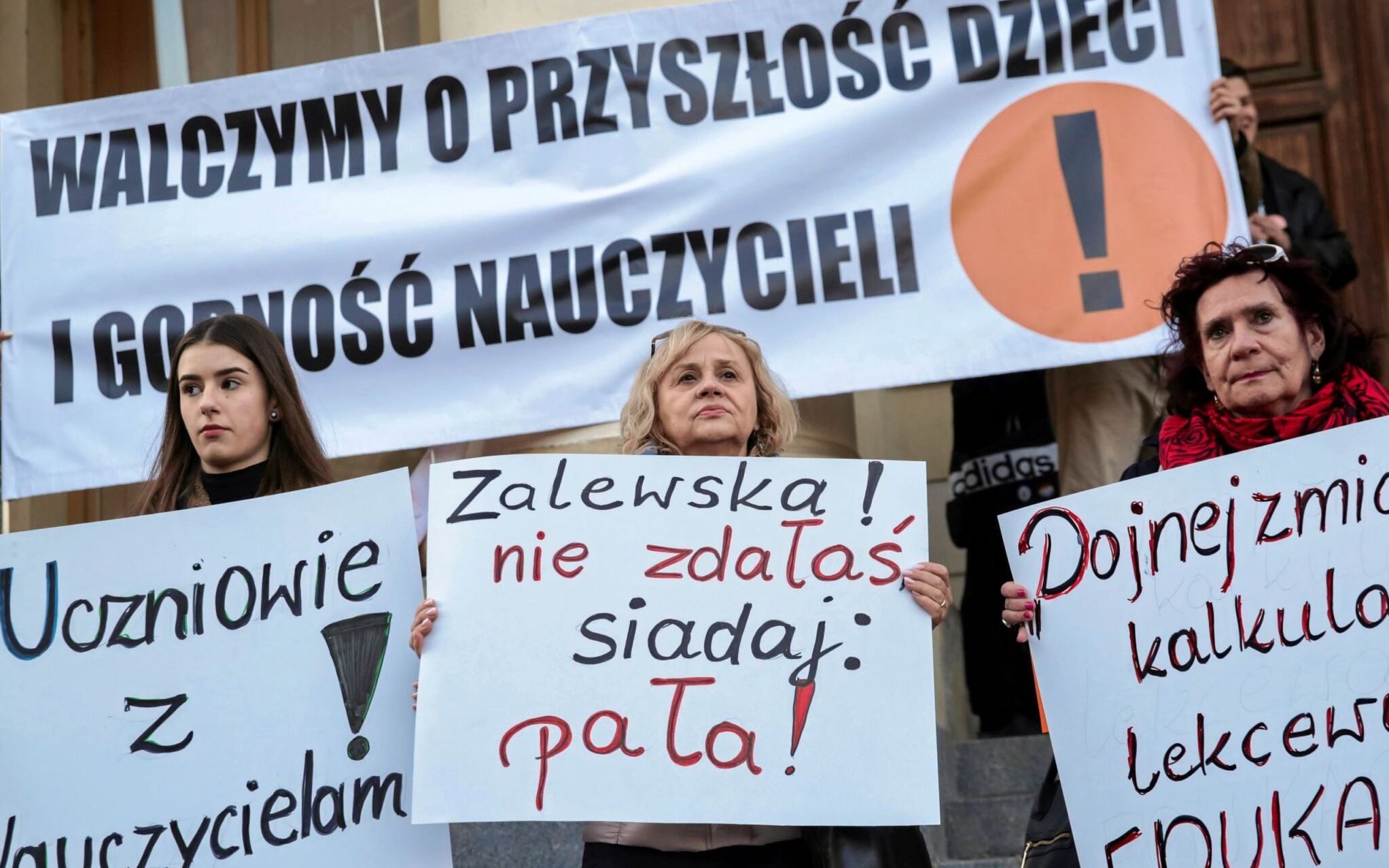 Grafika do artykułu List do premiera w Dzień Nauczyciela: "Ministerstwo nas zawiodło, czas na alarm w edukacji"
