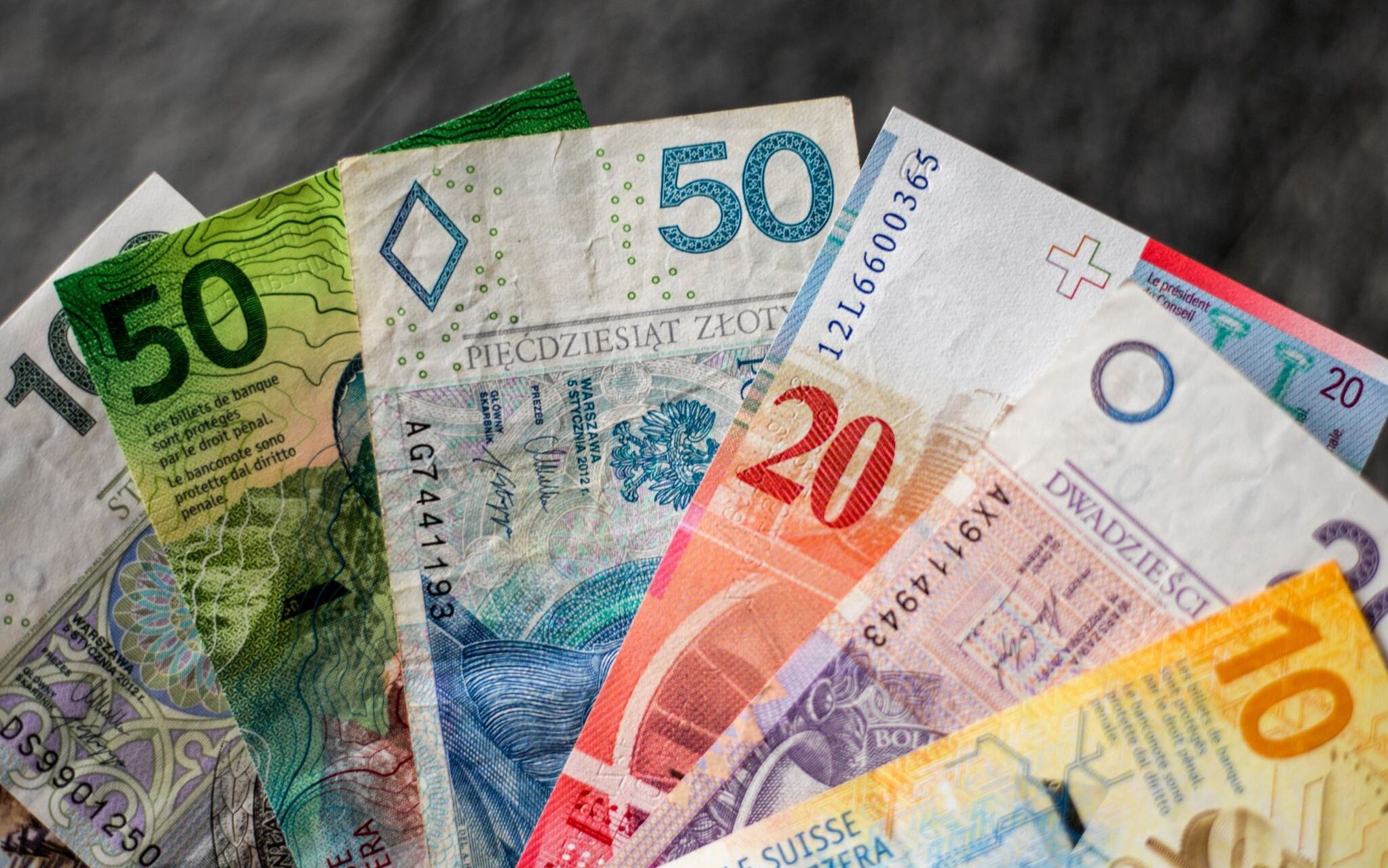 Grafika do artykułu Młodzi ekonomiści chcą znieść limit długu. Szaleństwo jak za Gierka czy metoda na rozwój?