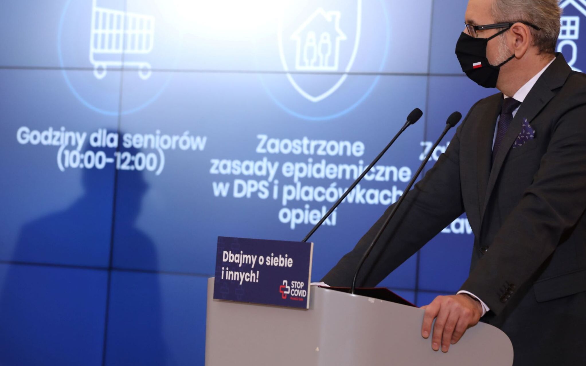 Grafika do artykułu 18 dni temu Morawiecki obwieścił, że wygrywamy z epidemią. Dziś rząd wprowadza Narodową Kwarantannę