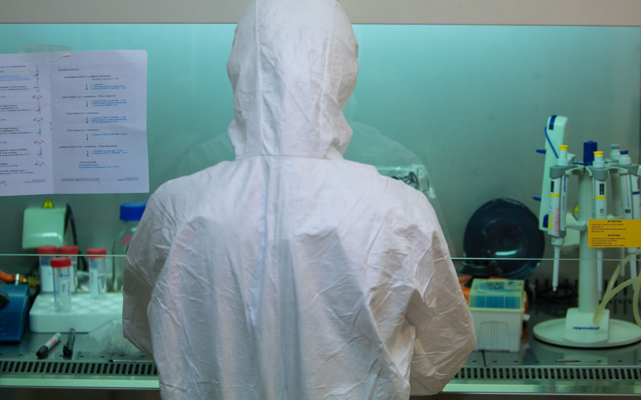 20.03.2020 Poznan , Instytut Chemii Bioorganicznej Polskiej Akademii Nauk . Badanie probek wymazow pobranych od osob z podejrzeniem koronawirusa .  Zespol badawczy opracowuje autorski test na obecnosc koronawirusa . 
Fot. Lukasz Cynalewski / Agencja Gazeta