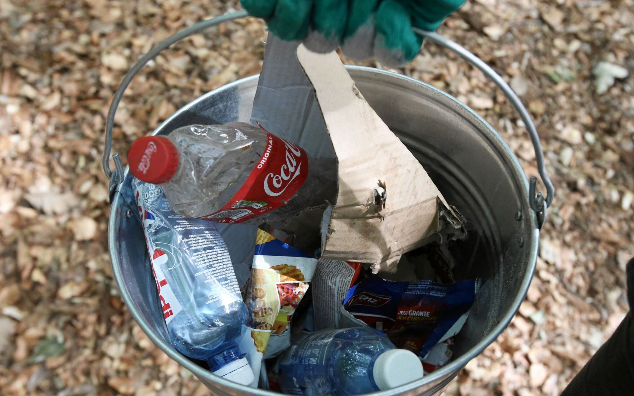 Grafika do artykułu Butelka w krzakach to tylko efekt: problem z plastikiem zaczyna się wcześniej, niż myślimy