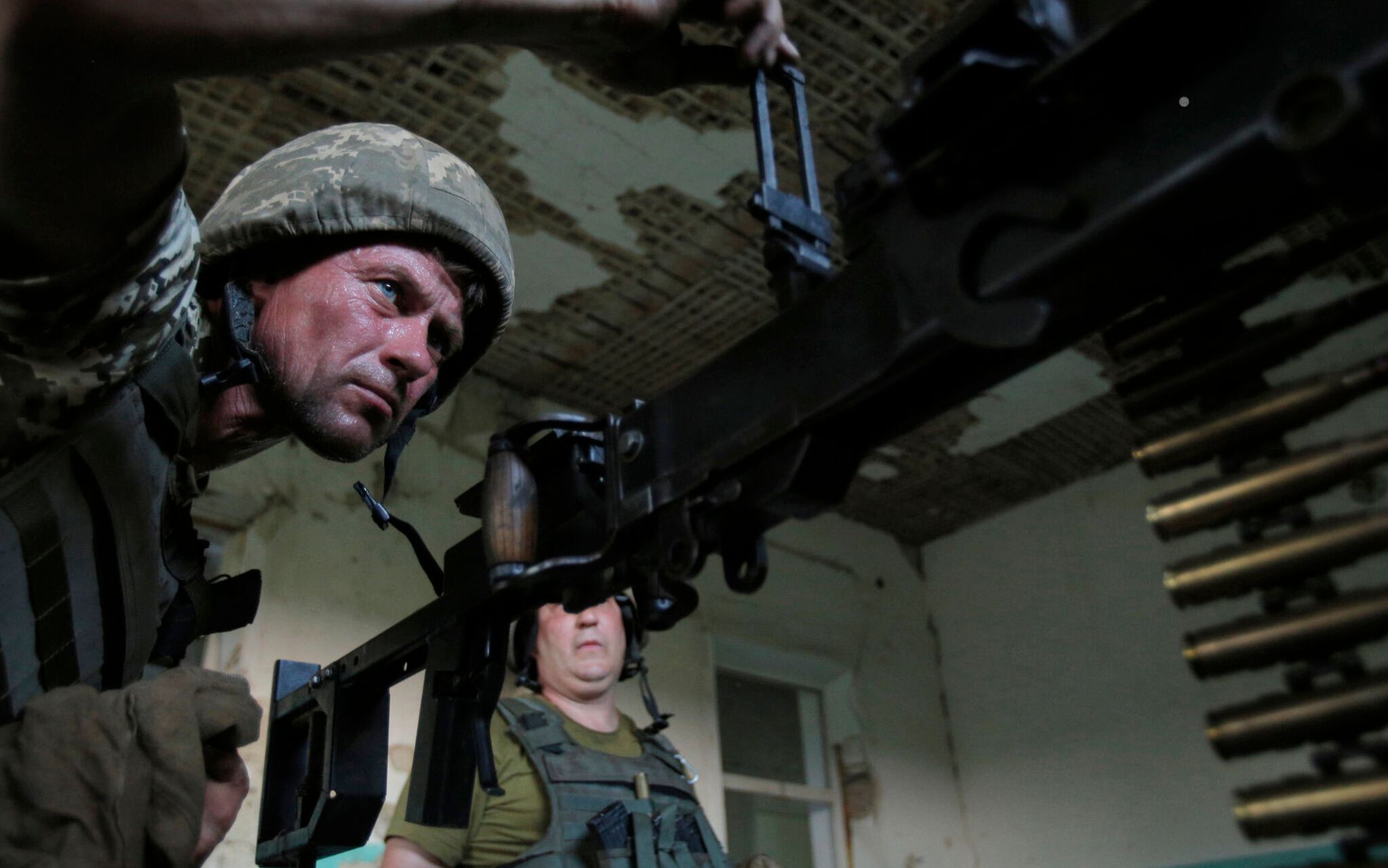 An Ukrainian serviceman prepares a mashine gun for a combat on a position on the frontline with Russia-backed separatists at Krymske village, Lugansk region, on June 30, 2020. (Photo by Anatolii STEPANOV / AFP)