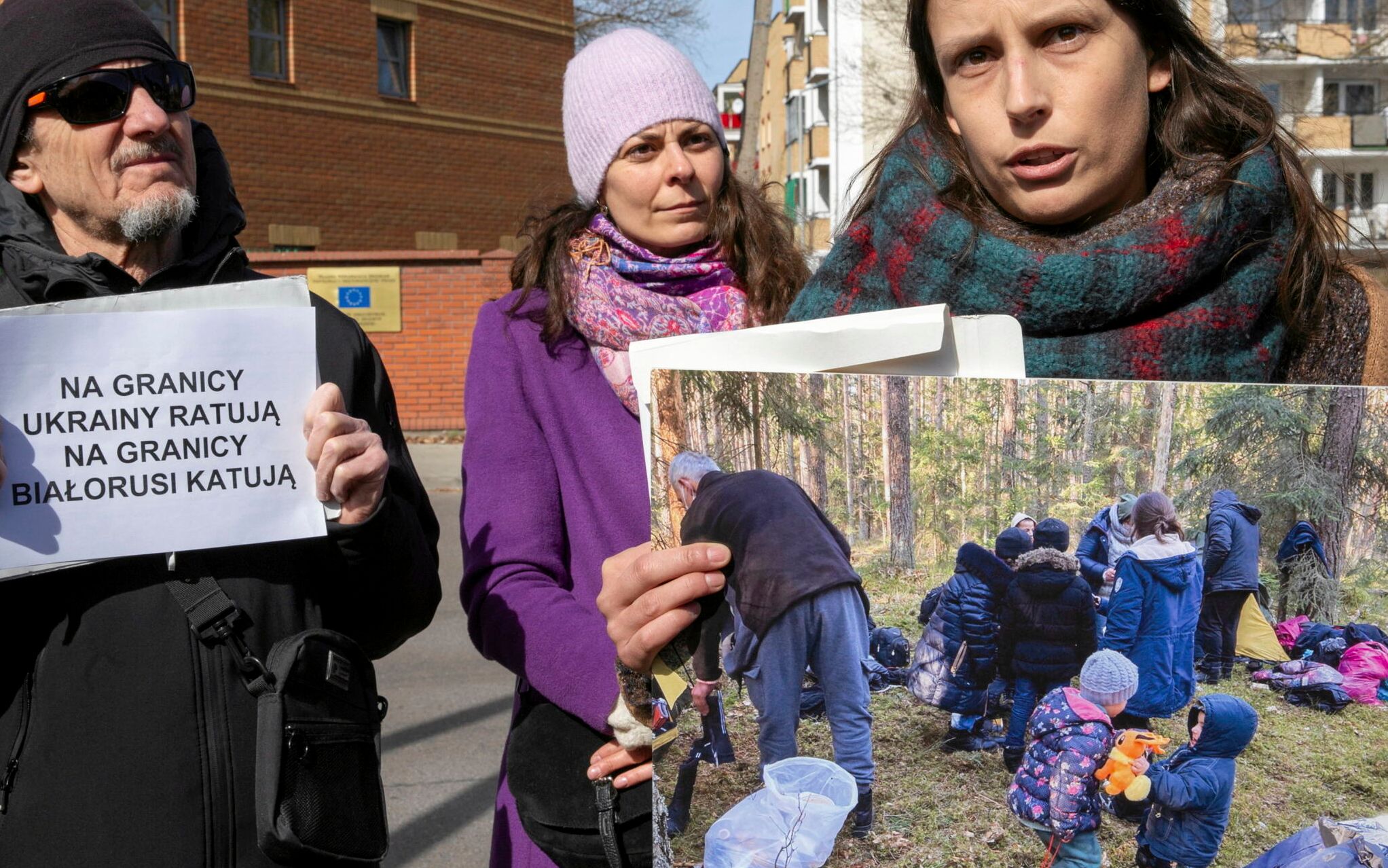 27.03.2022  Bialystok , ulica Bema . Siedziba Strazy Granicznej . Konferencja prasowa Grupy Granica w zwiazku  z planem zlozenia zawiadomienia o popelnieniu przestepstwa polegajacego na pushbacku stosowanym przez Straz Graniczna na granicy polsko - bialoruskiej wobec migrantow zmuszanych , po likwidacji miejsca ich pobytu w magazynie w Bruzgach na Bialorusi , do przekraczenia nielegalnie granicy z Polska .
Fot. Agnieszka Sadowska / Agencja Wyborcza.pl *** Local Caption *** .
