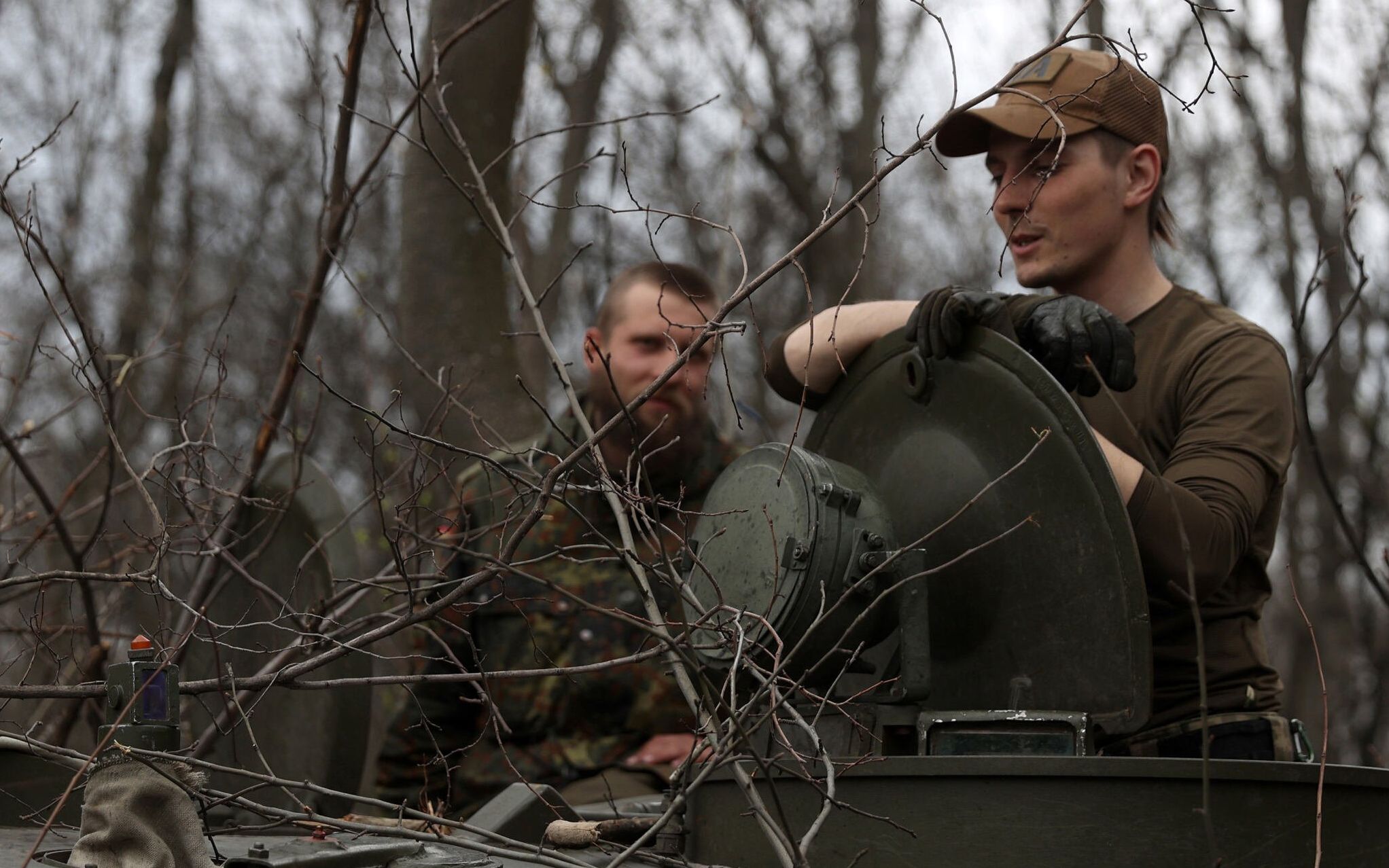 Ukrainian artillerymen rstand in a tank on the front line near Lysychansk in the Luhansk region on April 12, 2022. (Photo by Anatolii Stepanov / AFP)