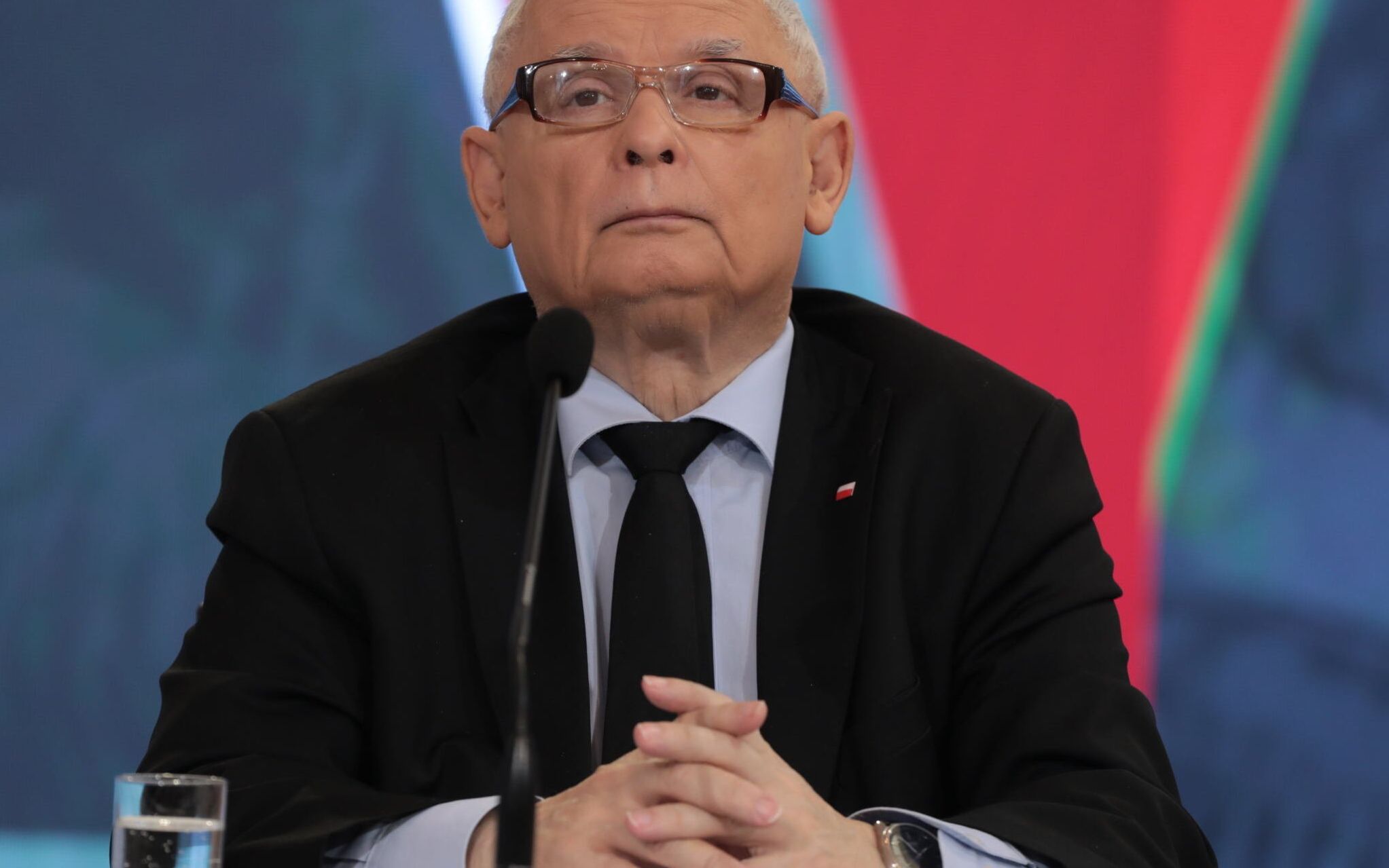 26.10.2021 Warszawa . Prezes partii rzadzacej PiS Jaroslaw Kaczynski (wraz z ministrem obrony w rzadzie PiS Mariuszem Blaszczakiem - poza kadrem) podczas prezentacji i podpisania zalozen nowej ustawy o obronie ojczyzny . Kaczynski jako wicepremier ds. bezpieczenstwa / przewodniczacy Komitetu Rady Ministrow ds. Bezpieczenstwa Narodowego i Spraw Obronnych / zaktywizowal sie dopiero w ostatnich dniach swojego wicepremierowania - dzis ma odejsc z rzadu .
Fot. Slawomir Kaminski / Agencja Wyborcza.pl