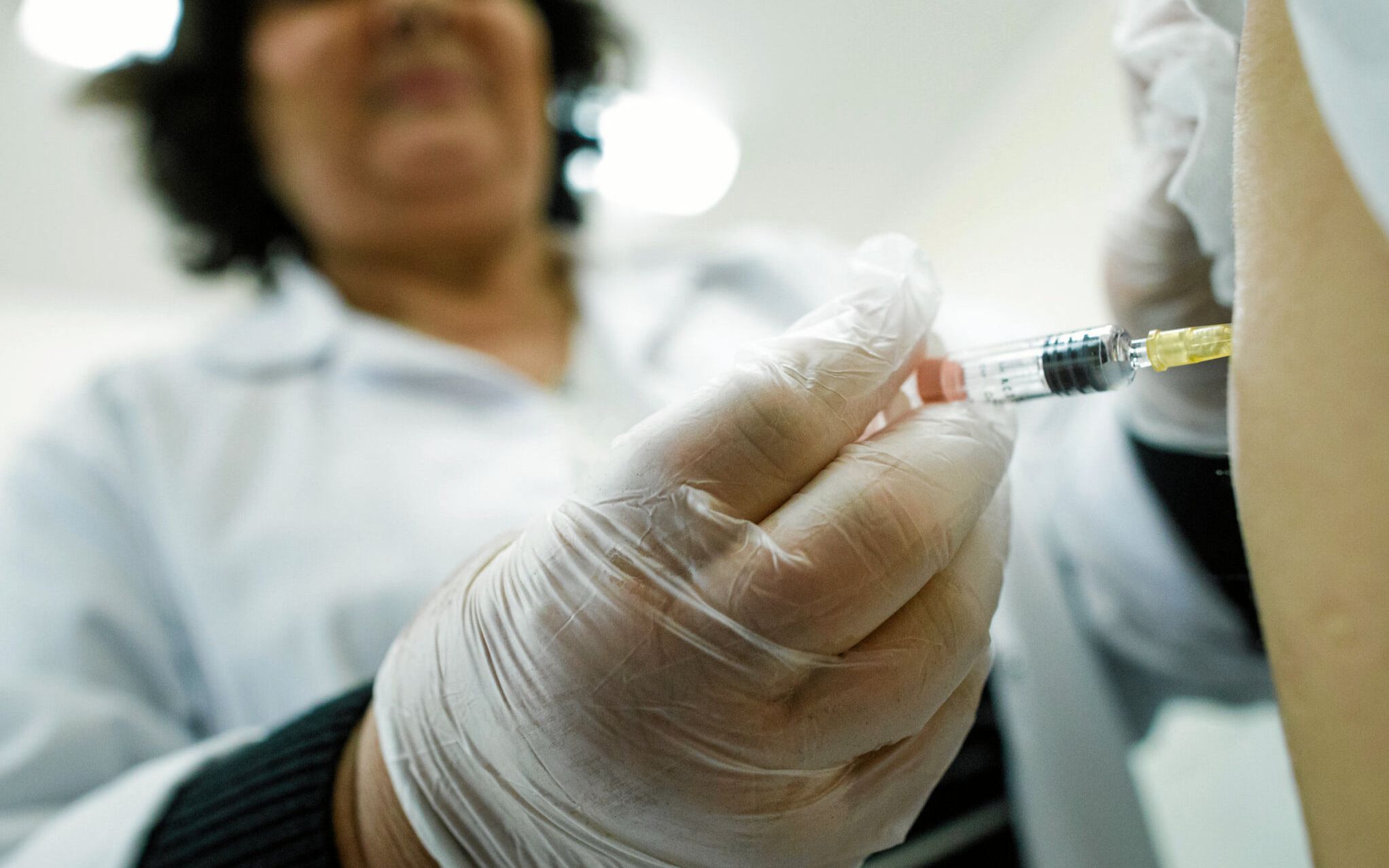15.01.2019 Poznan , Punkt Szczepien Wojewodzkiej Stacji Sanitarno-Epidemiologicznej . Grupa lekarzy Wielkopolskiej Izby Lekarskiej publicznie szczepi sie przeciwko blonicy, tezcowi, krztuscowi i polio .
Fot. Lukasz Cynalewski / Agencja Gazeta