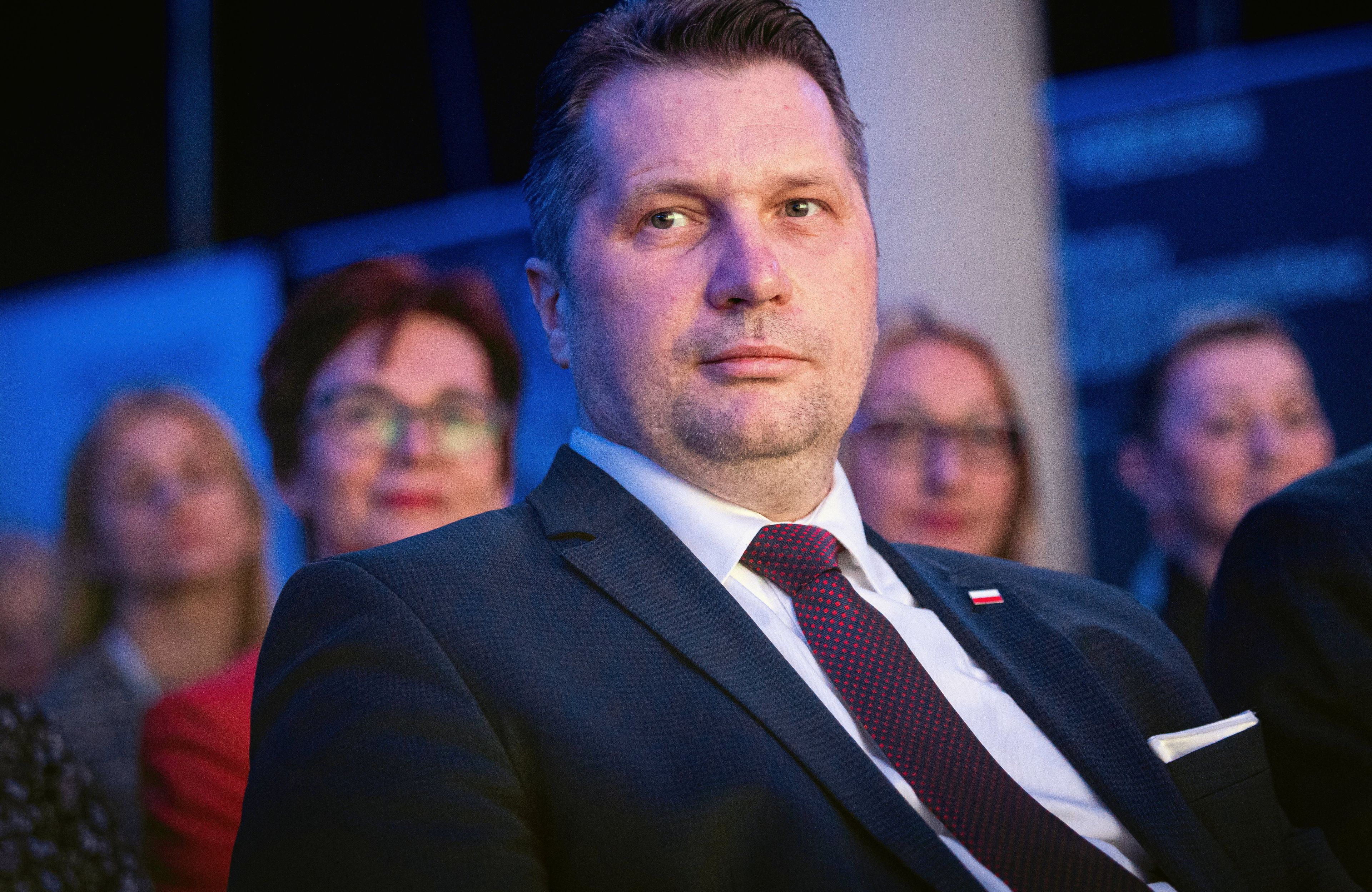 Mężczyzna w marynarce i krawacie, patrzy w obiektyw, Przemysław Czarnek