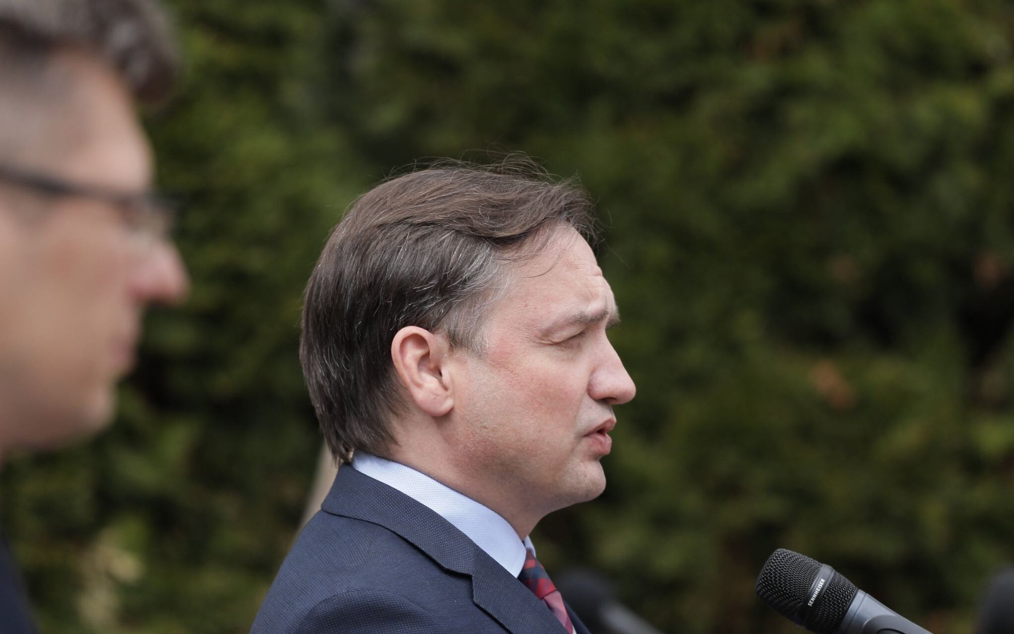 22.04.2020  Warszawa , Aleje Ujazdowskie . Ministerstwo Sprawiedliwosci . Wiceminister sprawiedliwosci Marcin Warchol , minister sprawiedliwosci Zbigniew Ziobro podczas konferencji prasowej o antylichwiarskich rozwiazaniach w zwiazku epidemia koronawirusa .
Fot. Slawomir Kaminski / Agencja Gazeta