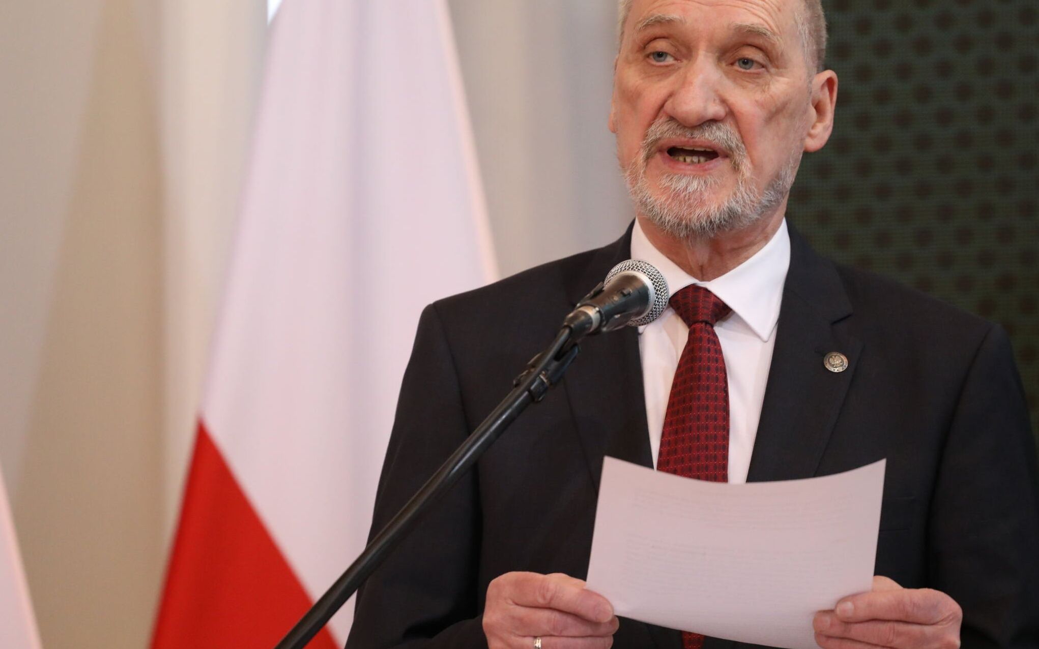 11.04.2022 Warszawa , ul. Pulawska 4a , Departament Wojskowych Spraw Zagranicznych MON . Konferencja Podkomisji do Ponownego Zbadania Wypadku Lotniczego podczas , ktorej zaprezentowano Raport badania zdarzenia lotniczego z udzialem samolotu Tu 154 M nr 101 nad lotniskiem Smolensk Siewiernyj na terenie Federacji Rosyjskiej . Nz. Anotni Macierewicz . 
Fot. Maciek Jazwiecki / Agencja Wyborcza.pl
