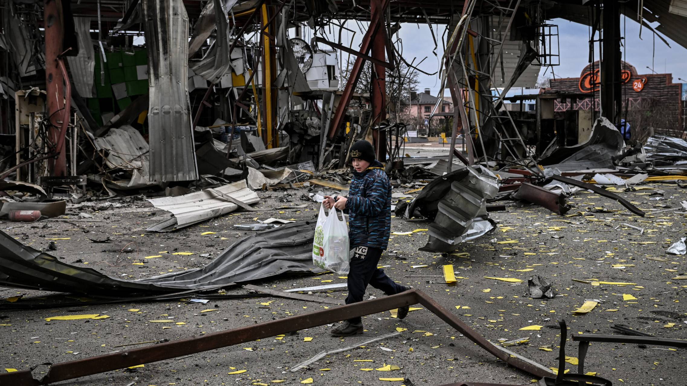 Dziecko ewakuuje się z miasta Irpin na północny zachód od Kijowa. Miejscowość została niemal doszczętnie zniszczona podczas ciężkiego ostrzału i bombardowań. 5 marca 2022 r.