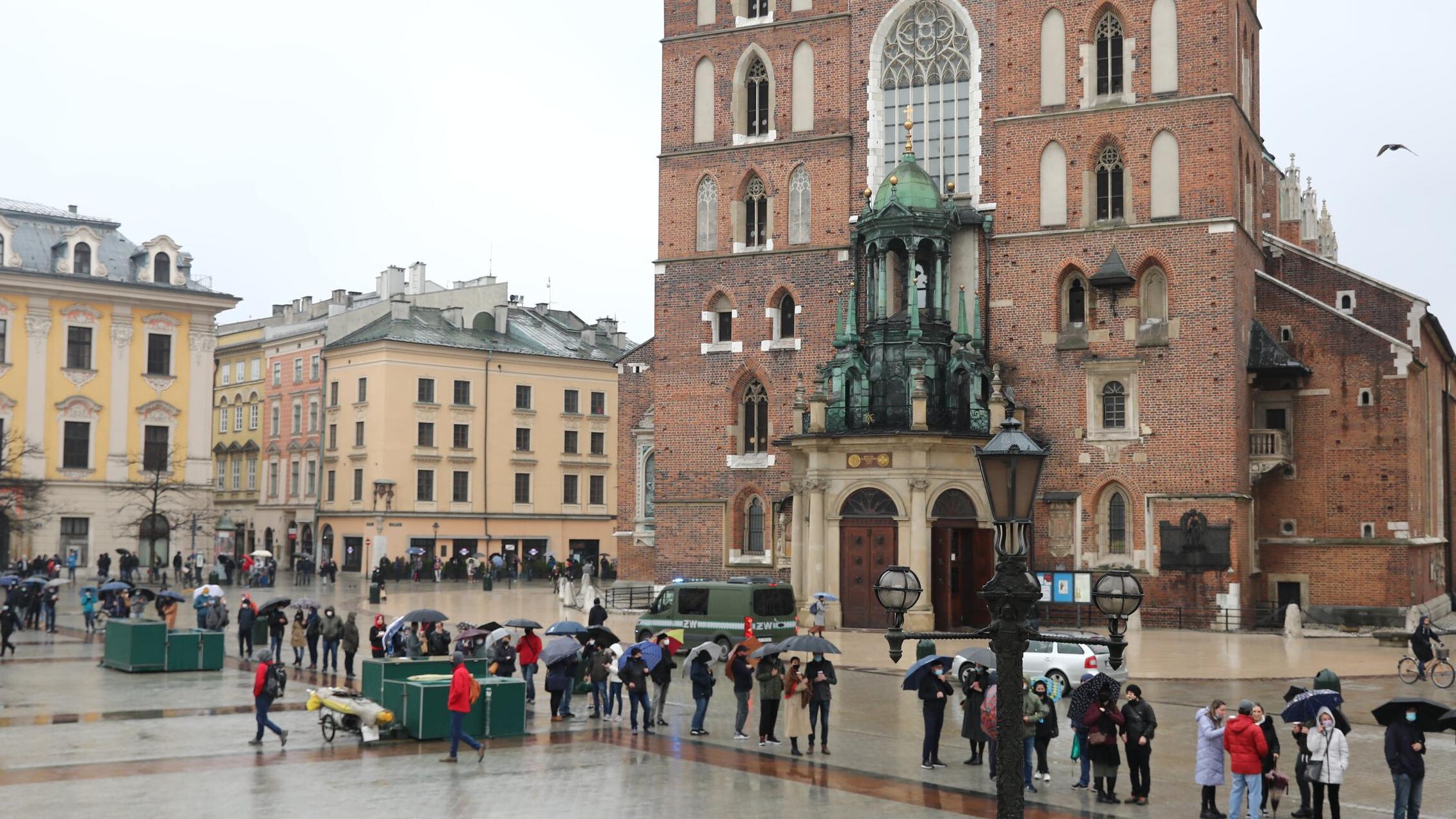 01.05.2021 Krakow , Rynek Glowny . Punkt szczepien przeciwko covid-19 dzialajacy podczas weekendu majowego . Fot. Jakub Porzycki / Agencja Gazeta