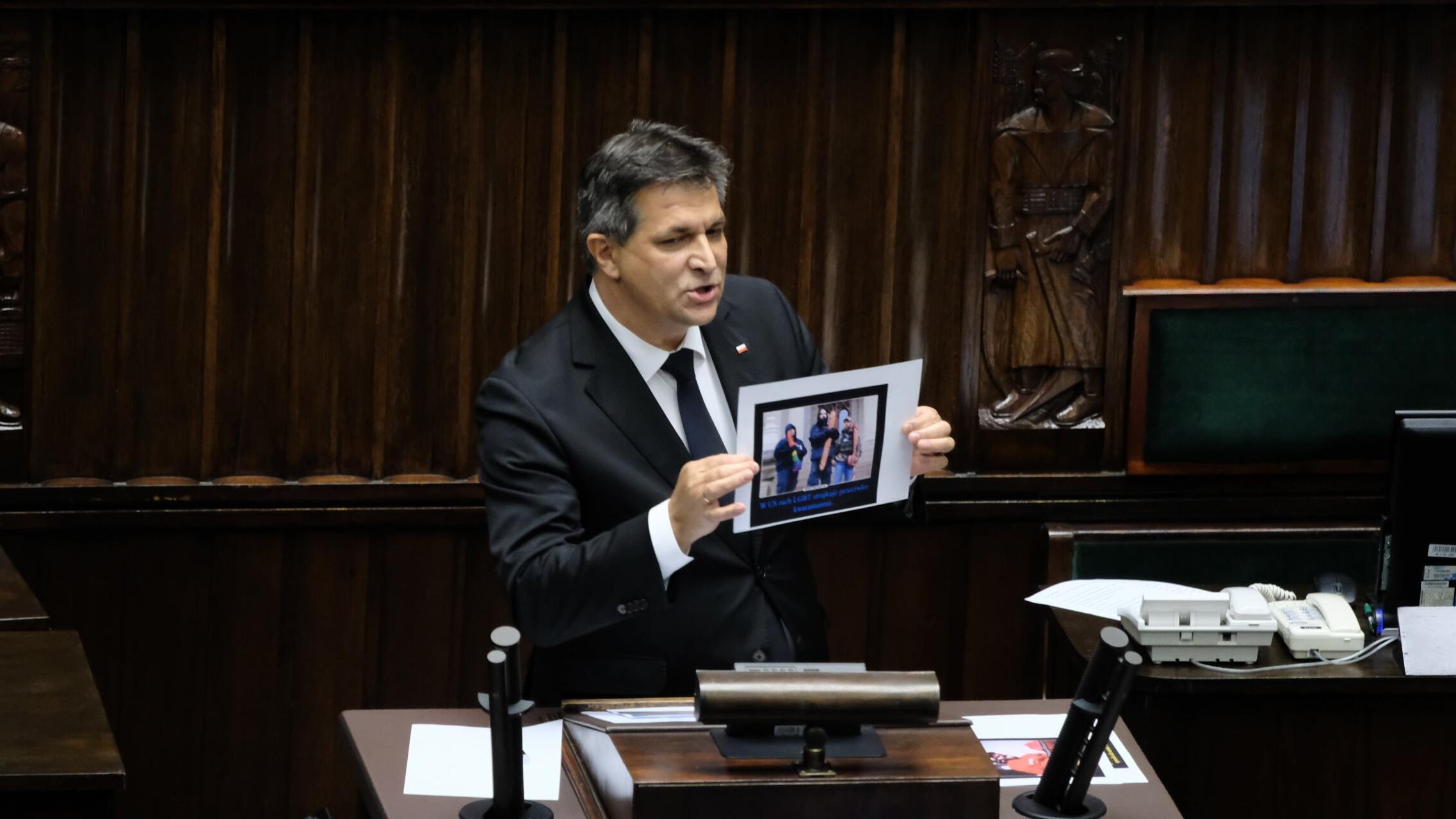 Poseł PiS Piotr Kaleta z homofobicznym fotomontażem na mównicy sejmowej