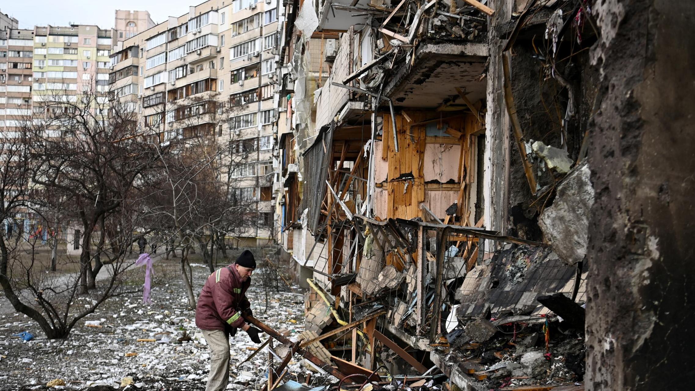 Zniszczony przez rosyjskie bombardowanie blok mieszkalny w Kijowie