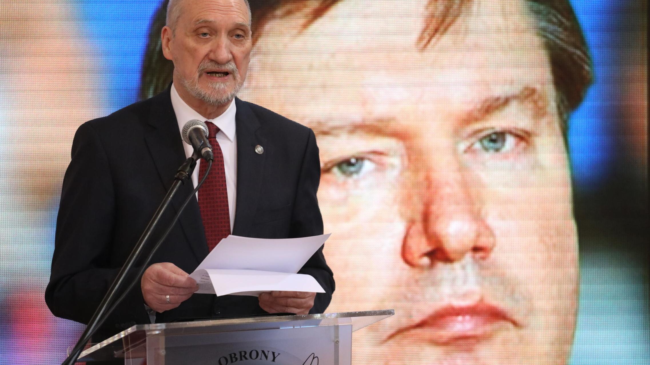 11.04.2022 Warszawa , ul. Pulawska 4a , Departament Wojskowych Spraw Zagranicznych MON . Konferencja Podkomisji do Ponownego Zbadania Wypadku Lotniczego podczas , ktorej zaprezentowano Raport badania zdarzenia lotniczego z udzialem samolotu Tu 154 M nr 101 nad lotniskiem Smolensk Siewiernyj na terenie Federacji Rosyjskiej . Nz. Anotni Macierewicz . 
Fot. Maciek Jazwiecki / Agencja Wyborcza.pl