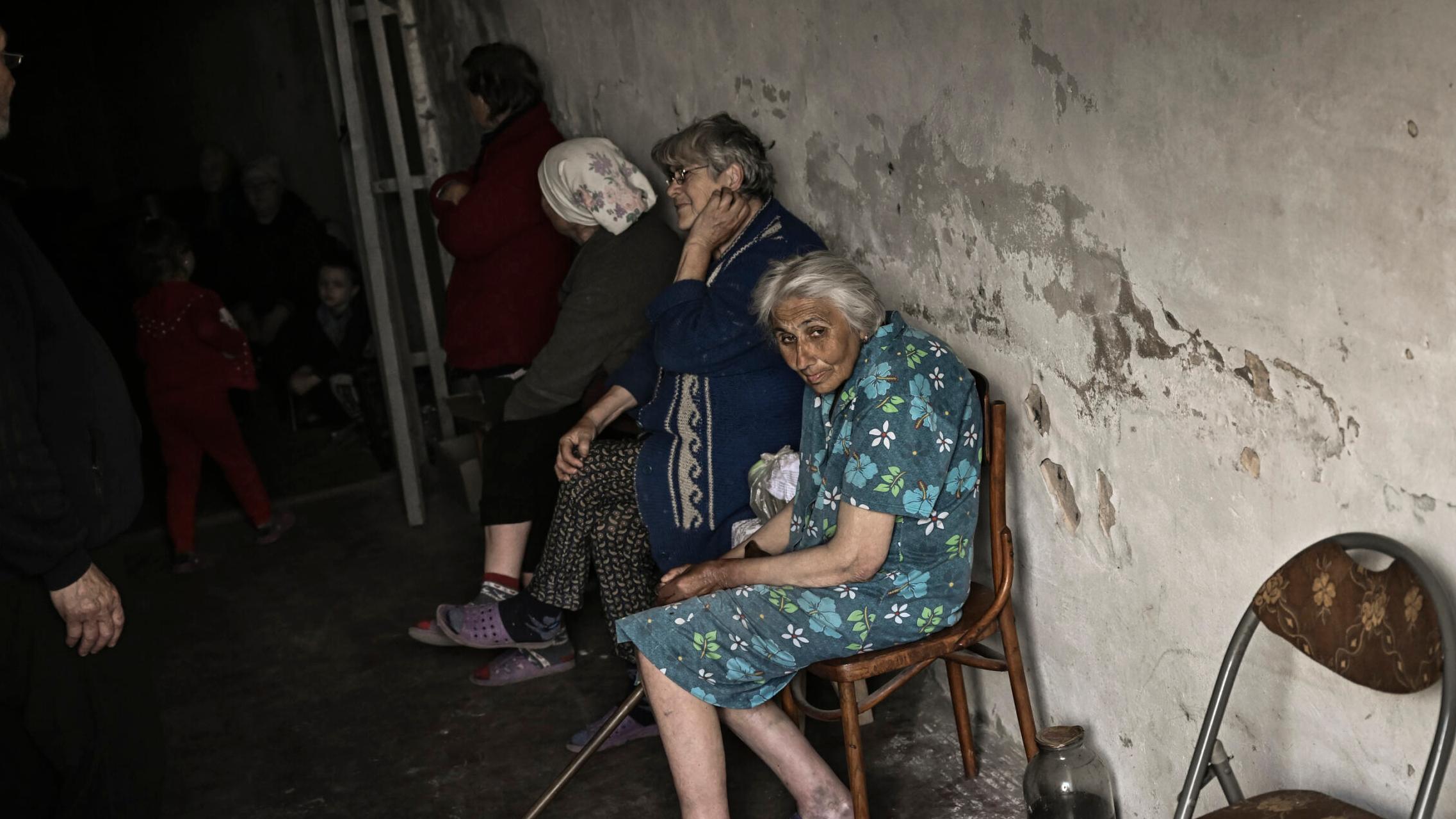 Mieszkańcy Lisiczańska, w większości starsze osoby i dzieci, chowające się w piwnicach przed ostrzałami