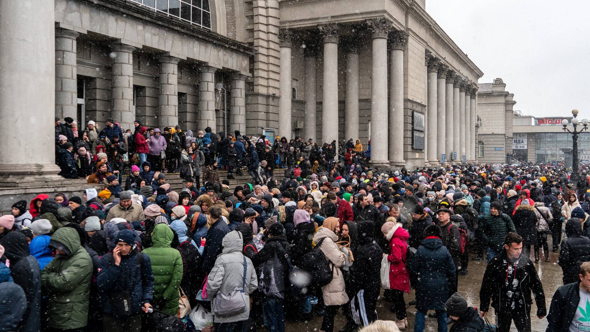 Ludzie próbują wsiąść do pociągu ewakuacyjnego na dworcu w Dnieprze, w Ukrainie. 5 marca 2022 r.