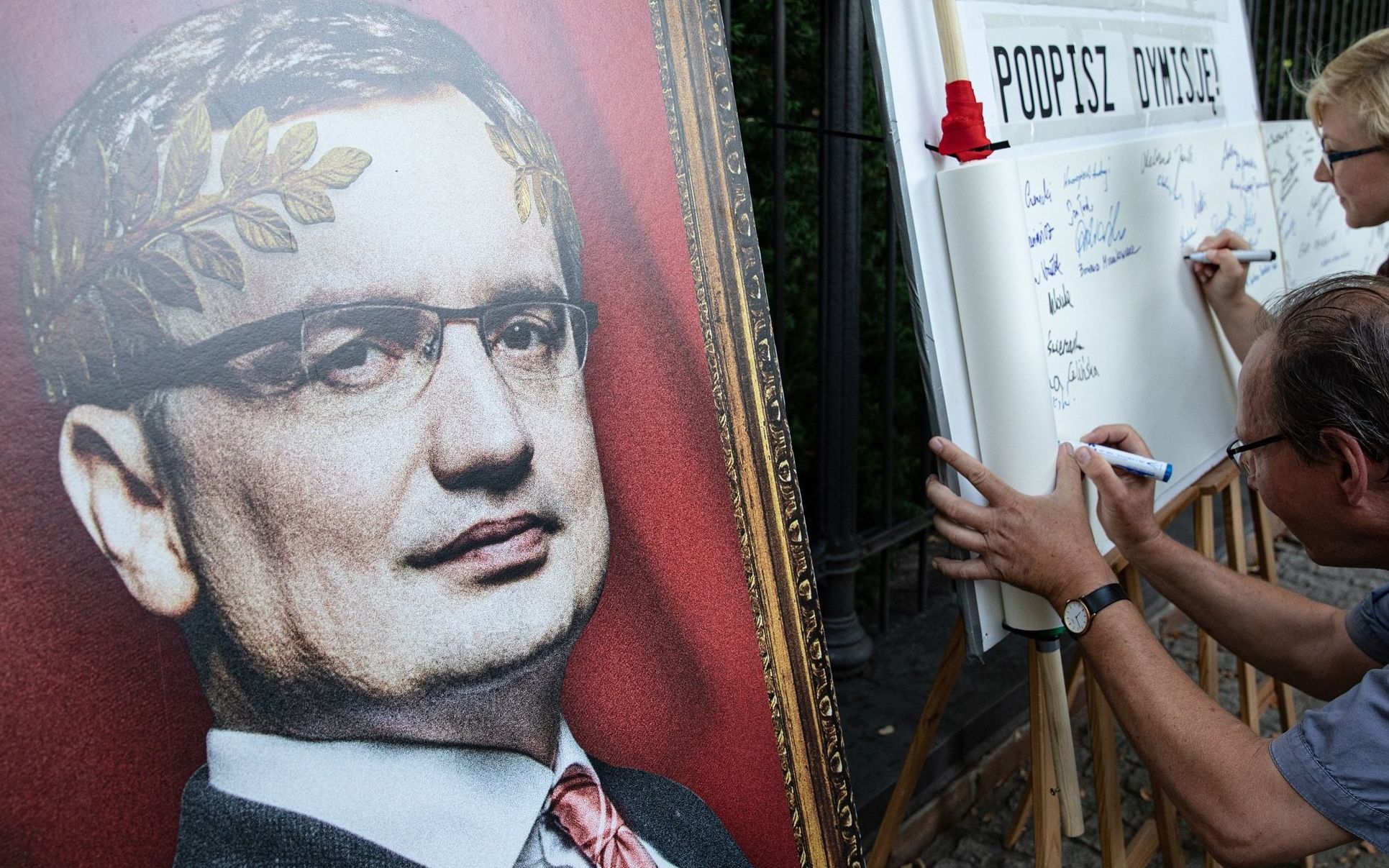 26.08.2019 Warszawa , Aleje Ujazdowskie 1 / 3 . Protest '' Ziobro Musi Odejsc '' pod Kancelaria Prezesa Rady Ministrow . 
Fot. Dawid Zuchowicz / Agencja Gazeta