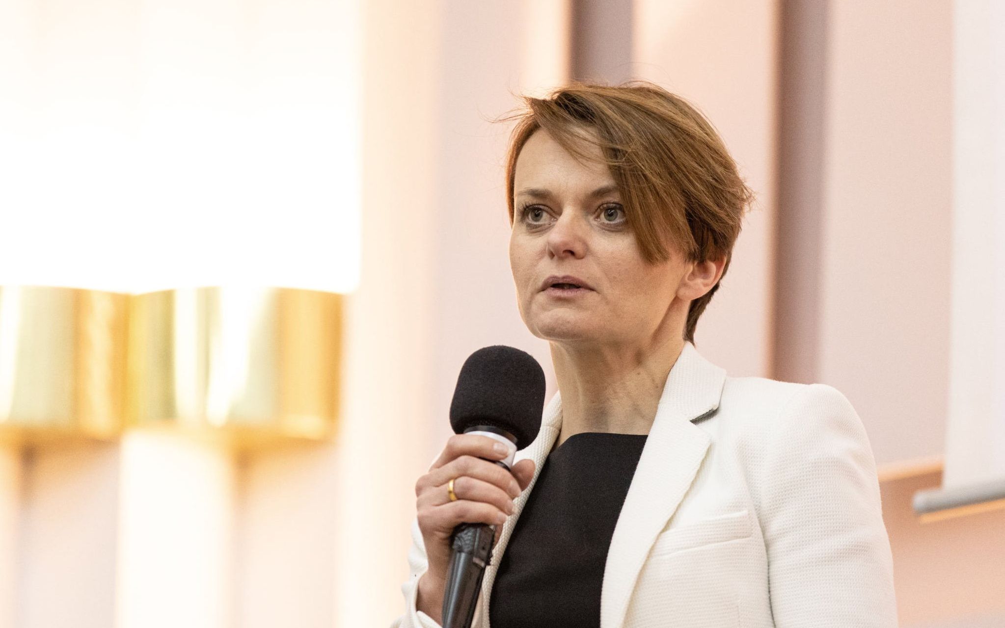 25.02.2020 Warszawa , ulica Foksal 3 / 5 . Minister przedsiebiorczosci Jadwiga Emilewicz podczas tweetupu partii Porozumienie '' #DruzynaGowina .'' 
Fot. Dawid Zuchowicz / Agencja Gazeta