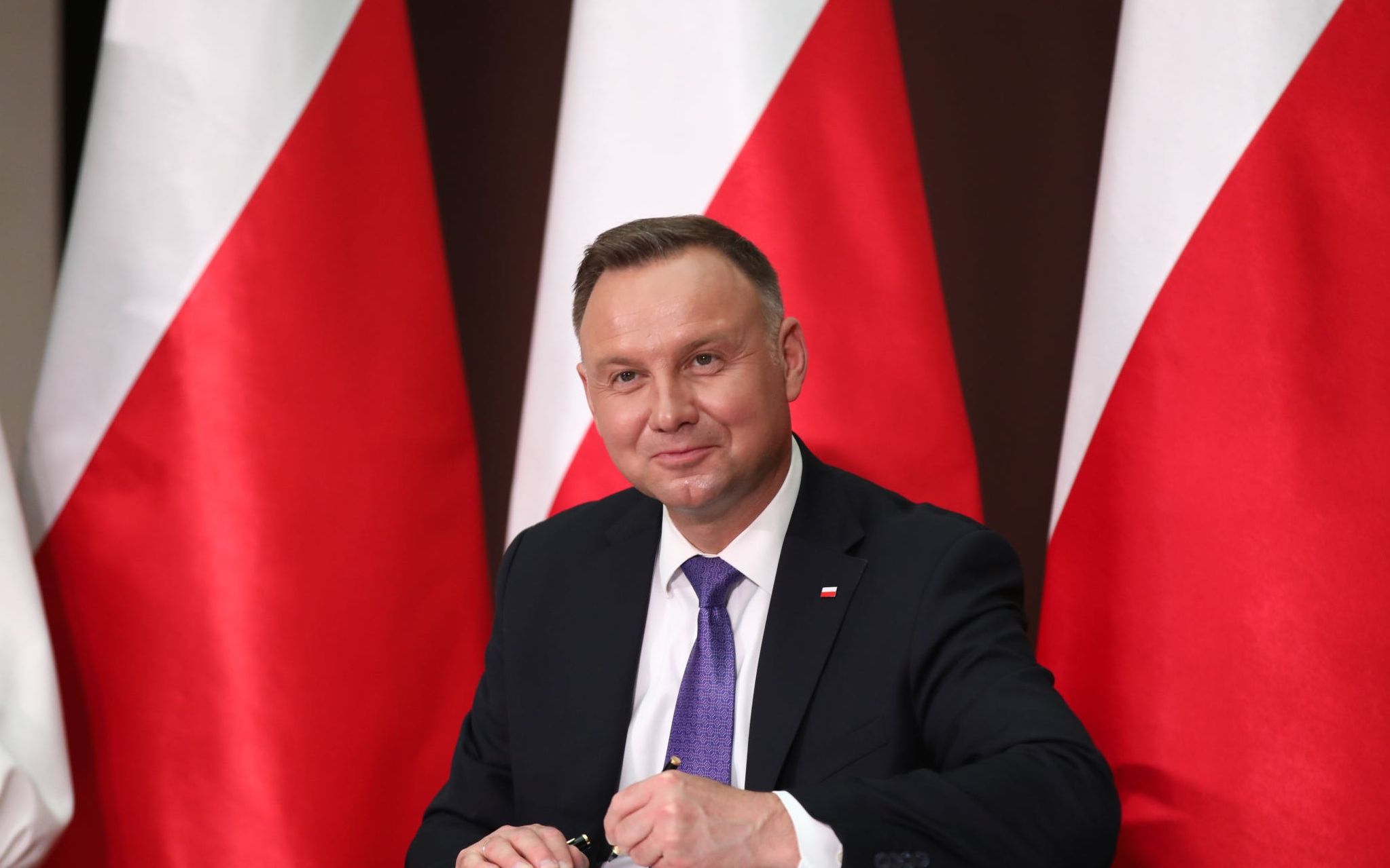22.06.2020 Wierzchoslawice . Gminne Centrum Kultury . Wizyta prezydenta Andrzeja Dudy zorganizowana w ramach kampanii wyborczej . Od lewej: przewodniczaca Niezaleznego Samorzadnego Zwiazku Zawodowego Rolnikow Indywidualnych '' Solidarnosc '' Teresa Halas , prezydent Andrzej Duda podczas podpisania umowy programowej miedzy prezydentem RP a Niezaleznym Samorzadnym Zwiazkiem Zawodowym Rolnikow Indywidualnych '' Solidarnosc '' .
Fot. Jakub Wlodek / Agencja Gazeta