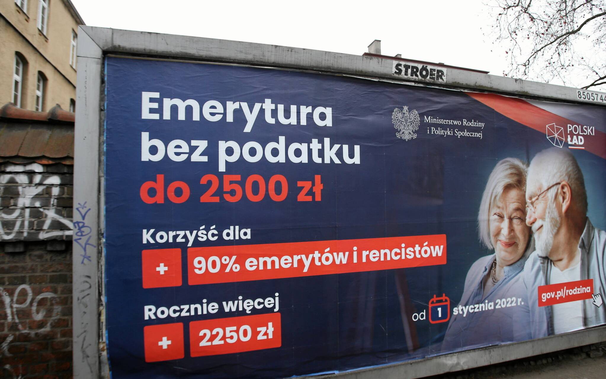 22.12.2021 Szczecin , ul. Powstancow Wlkp . Billboard Polski Lad - emerytura .
Fot. Cezary Aszkielowicz / Agencja Wyborcza.pl