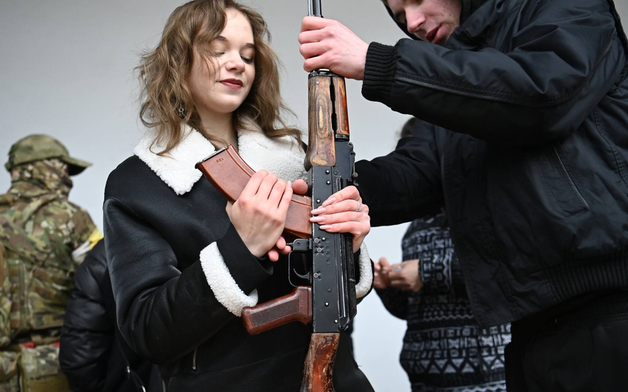 A woman learns how to use an AK-47 assault rifle during a civilians self-defence course in the outskirts of Lviv, western Ukraine, on March 4, 2022. - The Russian army occupied on March 4, 2022 the Ukrainian nuclear power plant of Zaporozhie (south), the largest in Europe, where bombings in the night have raised fears of a disaster as more than 1.2 million people have fled Ukraine into neighbouring countries since Russia launched its full-scale invasion on February 24, United Nations figures showed on March 4, 2022. (Photo by Daniel LEAL / AFP)