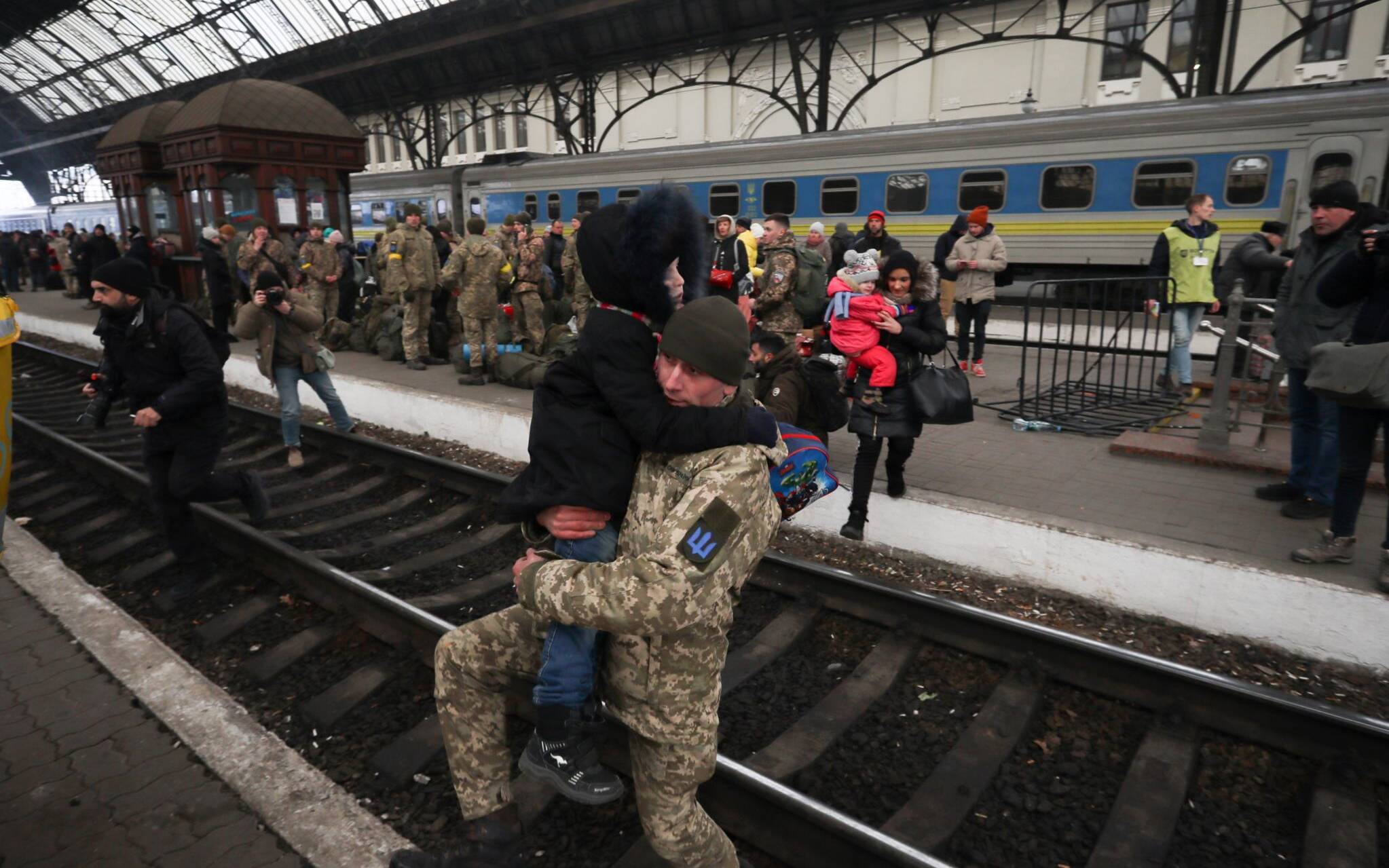 Ukrainian servicemen get ready to depart in the direction of Kyiv at the central train station in the western Ukrainian city of Lviv on March 9, 2022, amid the ongoing Russia's invasion of Ukraine. (Photo by Aleksey Filippov / AFP)