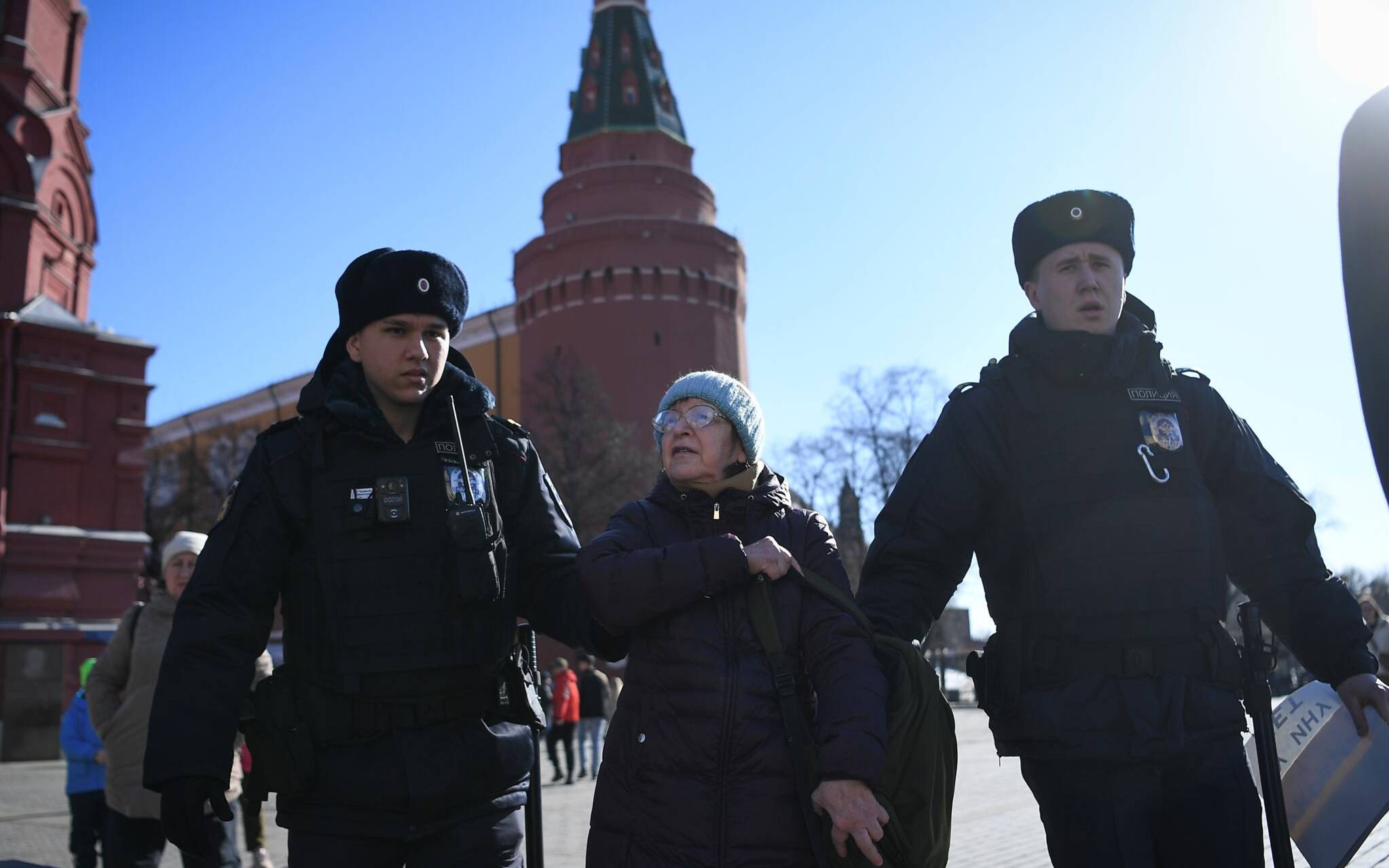 Police officers detain an elderly woman as she protests against Russia's invasion of Ukraine, in central Moscow on March 20, 2022. (Photo by - / AFP)