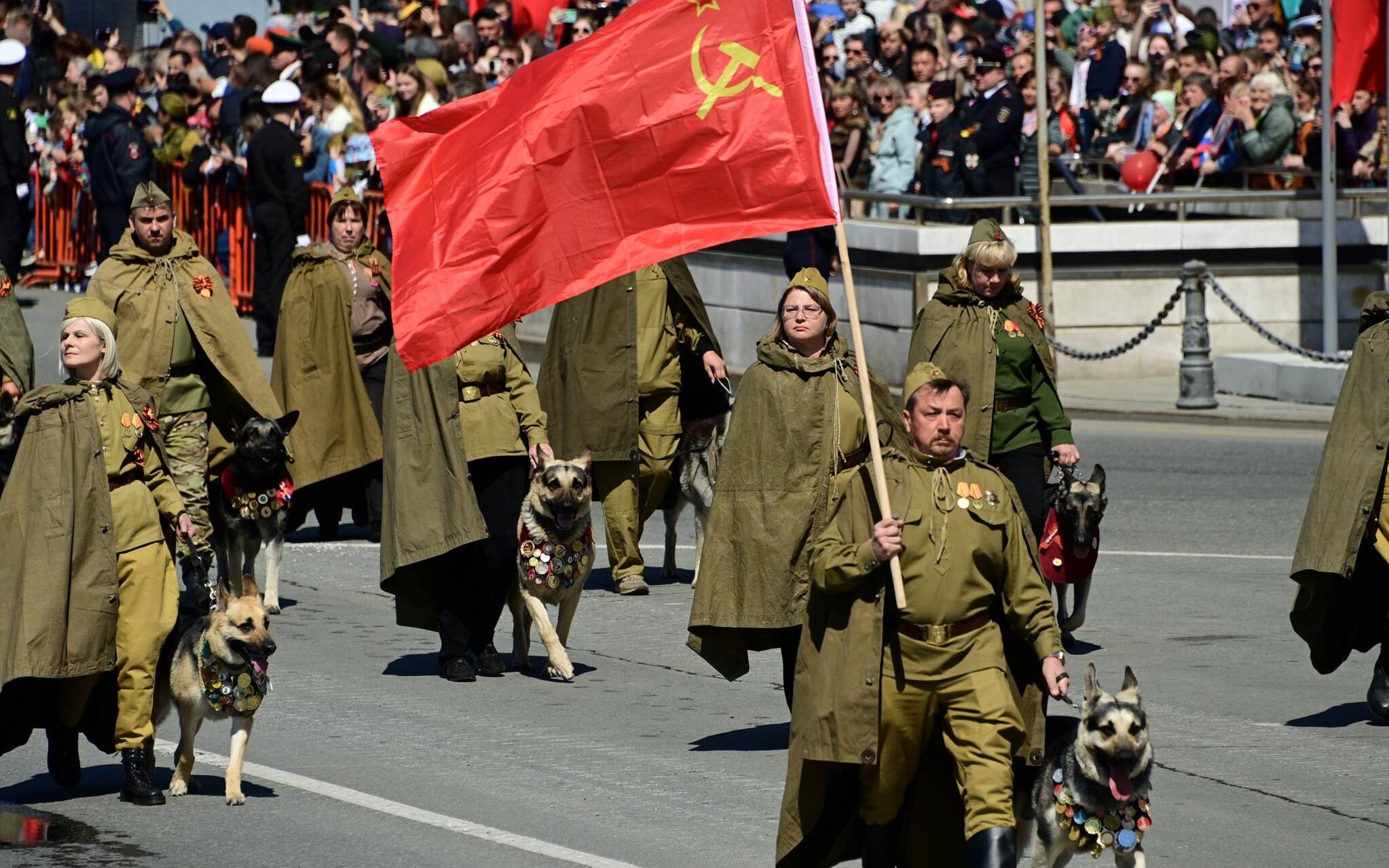 Participants wearing historical uniforms take part in a military parade, which marks the 77th anniversary of the Soviet victory over Nazi Germany in World War Two, in the far eastern city of Vladivostok on May 9, 2022. (Photo by Pavel KOROLYOV / AFP)
