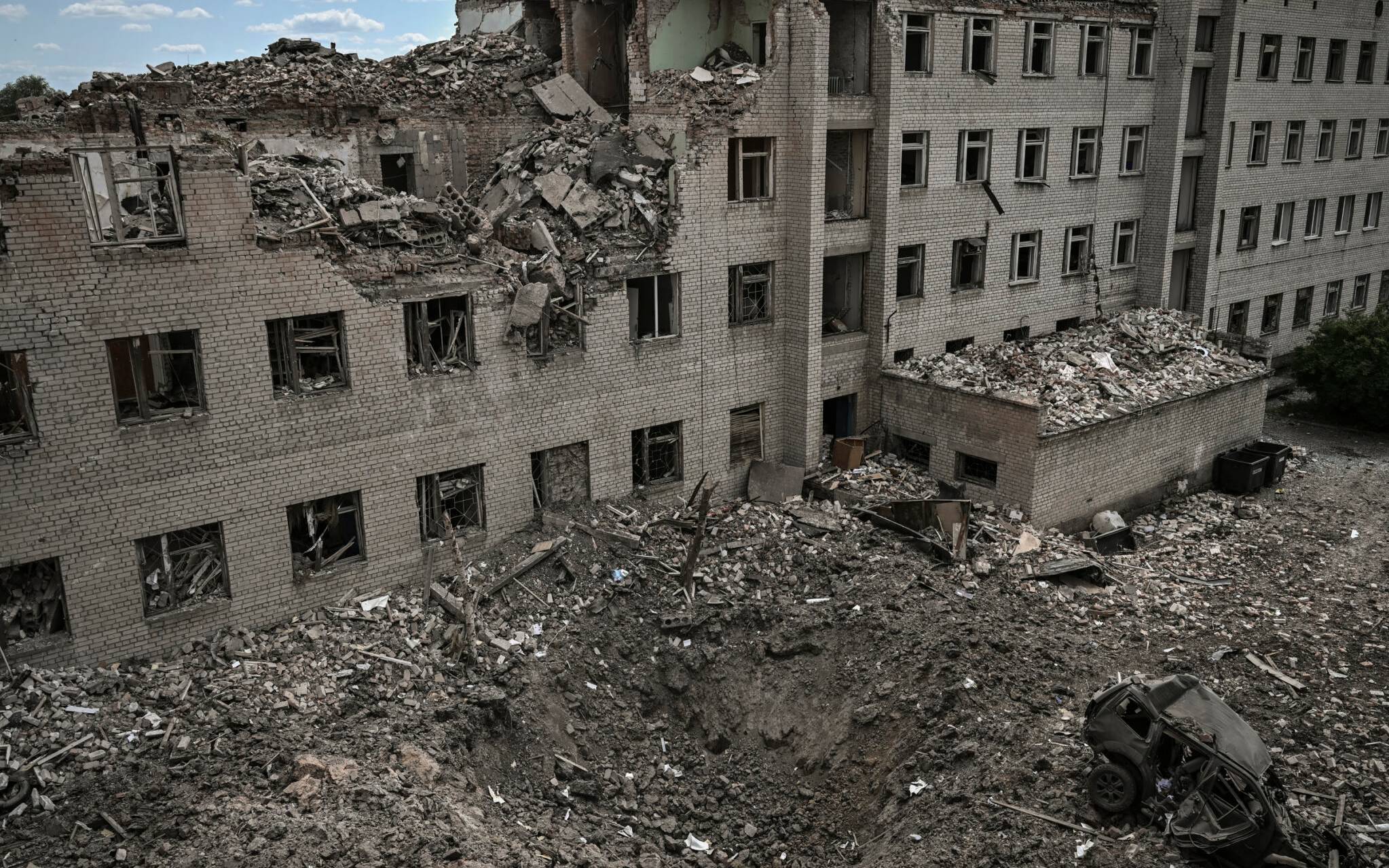 This photograph taken on May 25, 2022 shows destroyed administration building in the city of Bakhmut in the eastern Ukranian region of Donbas. (Photo by ARIS MESSINIS / AFP)