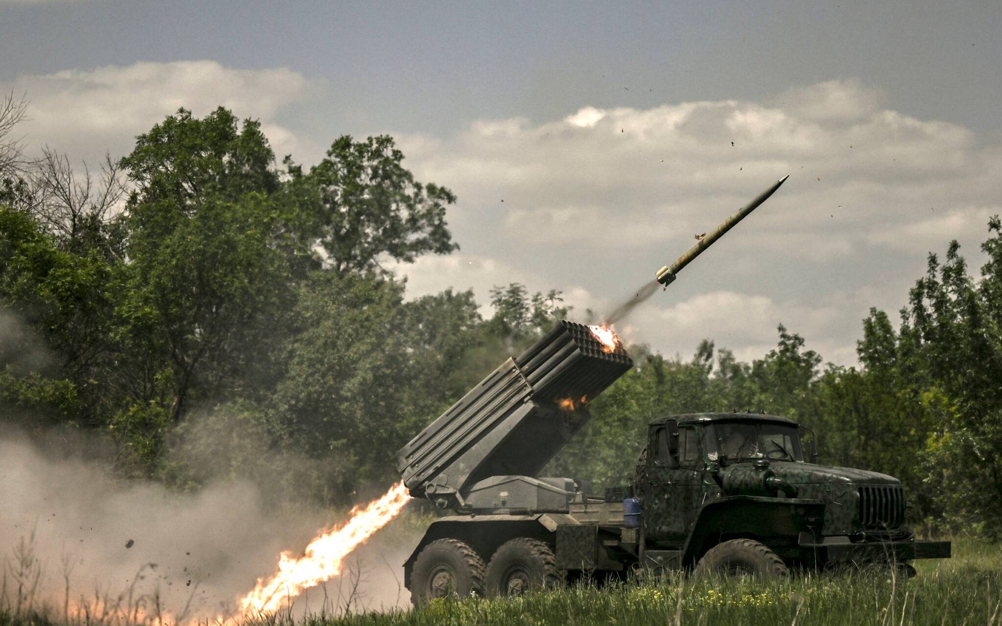 Ukrainian troops fire with surface-to-surface rockets MLRS towards Russian positions at a front line in the eastern Ukrainian region of Donbas on June 7, 2022. (Photo by ARIS MESSINIS / AFP)