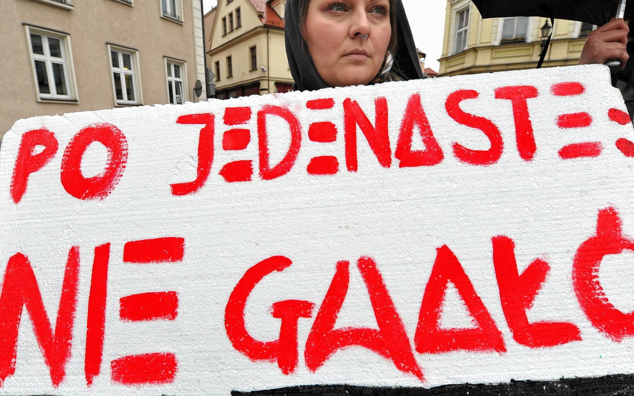 27.04.2016 Bielsko-Biala . Pikieta pod sadem okregowym . Protest przeciwko niskim wyrokom i zawiasom dla sprawcow gwaltow 
Fot. Agnieszka Morcinek / Agencja Gazeta  *** Local Caption *** WITAM W POLSCE