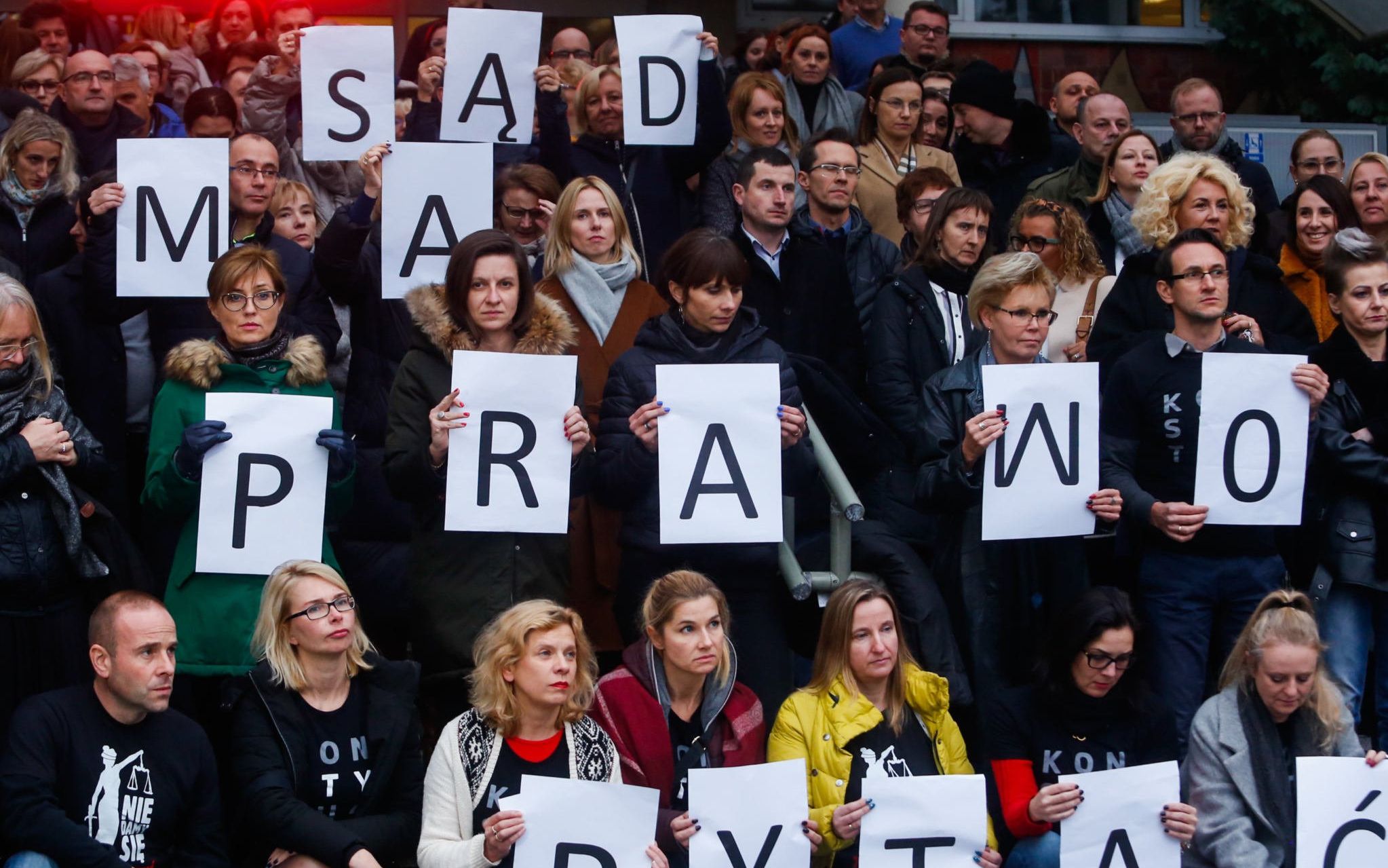 28.11.2019 Krakow , Sad  Okregowy . Pikieta w obronie trojki krakowskich sedziow , ktorym rzecznik dyscyplinarny postawil " zarzuty motywowane politycznie " i  " skrajnie niezgodne z prawem ". ( Trzej sedziowie wstrzymali sie z ocena wyroku wydanego przez asesora, bo mieli watpliwosci, czy w przypadku powolania go przez neo-KRS mógl w ogóle orzekac. Powoluja sie na wyrok Trybunalu Sprawiedliwosci UE, który oddal ocene niezaleznosci sedziów powolywanych przez obecna Krajowa Rade Sadownictwa  Sadowi Najwyzszemu).
Fot. Adrianna Bochenek / Agencja Gazeta