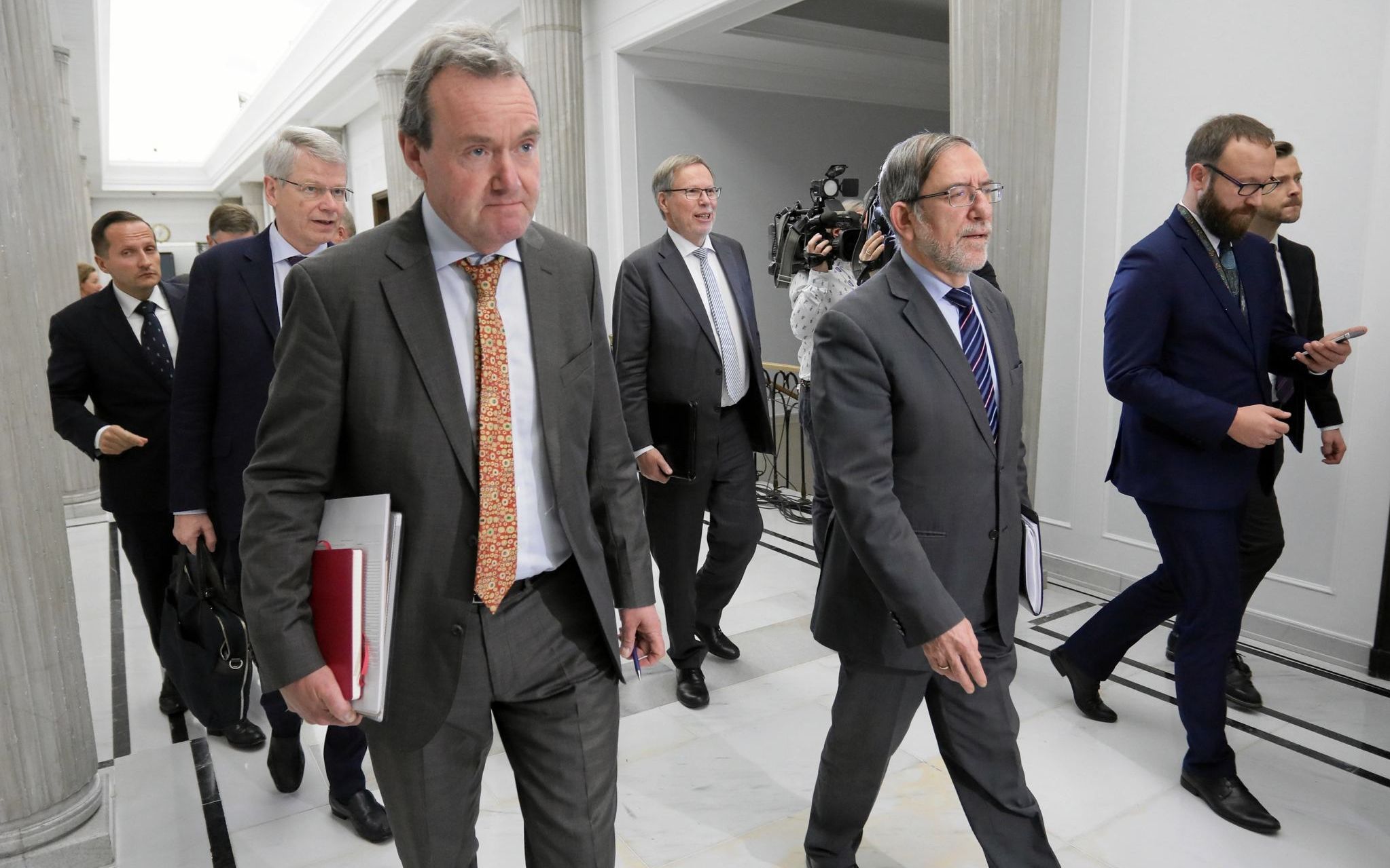 09.01.2020  Warszawa , ulica Wiejska . Sejm . Od lewej: Pawel Werdak , Thomas Markert , Richard Barrett , Mats Melin , Philip Dimitrov podczas spotkania przedstawicieli Komisji Weneckiej z wicemarszalek Sejmu Malgorzata Kidawa - Blonska .
Fot. Slawomir Kaminski / Agencja  Gazeta