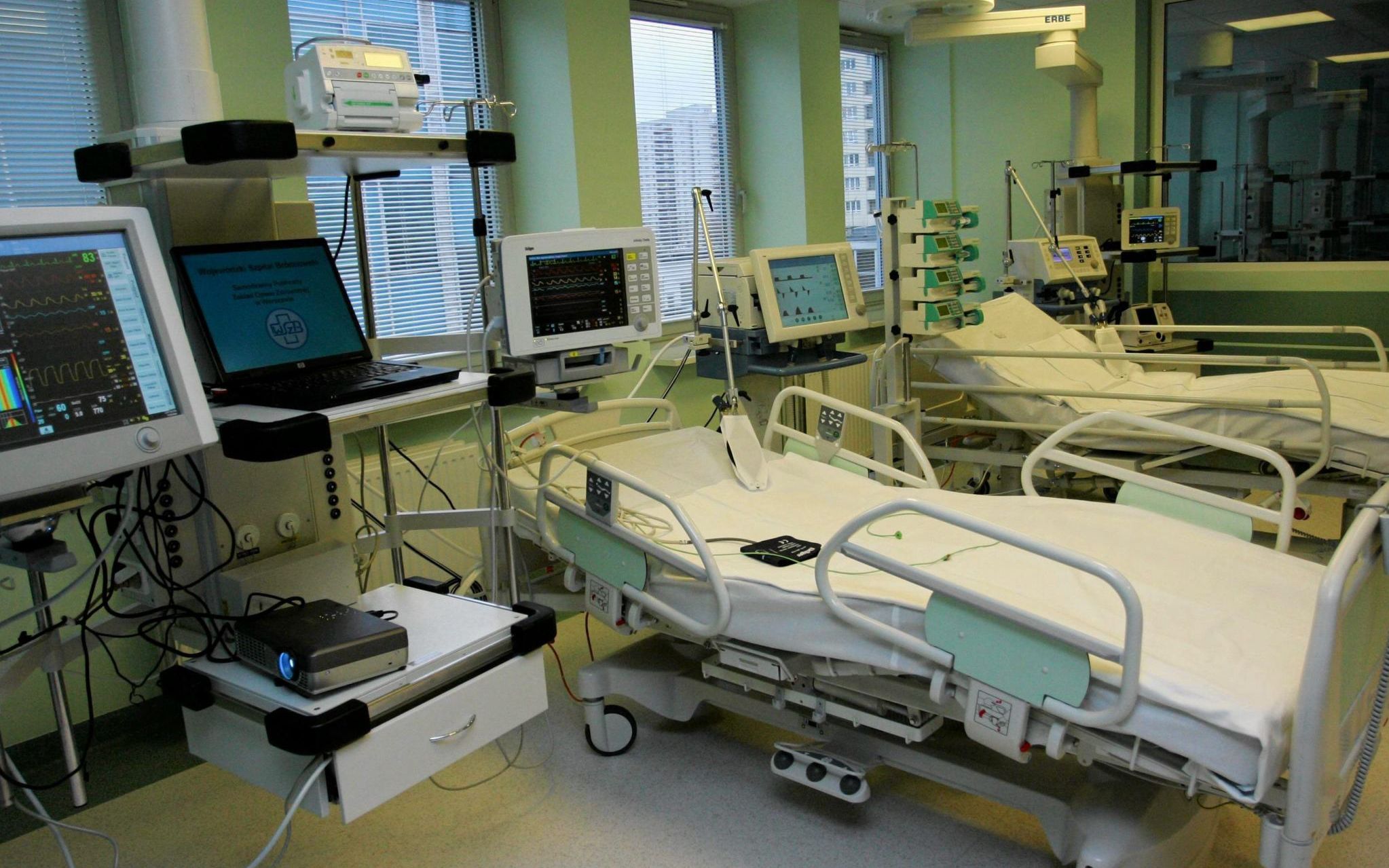 09.11.2006 WARSZAWA SZPITAL BRODNOWSKI - OTWARCIE NOWEGO ODDZIALU INTENSYWNEJ TERAPII
FOT. ADAM KOZAK / AGENCJA GAZETA