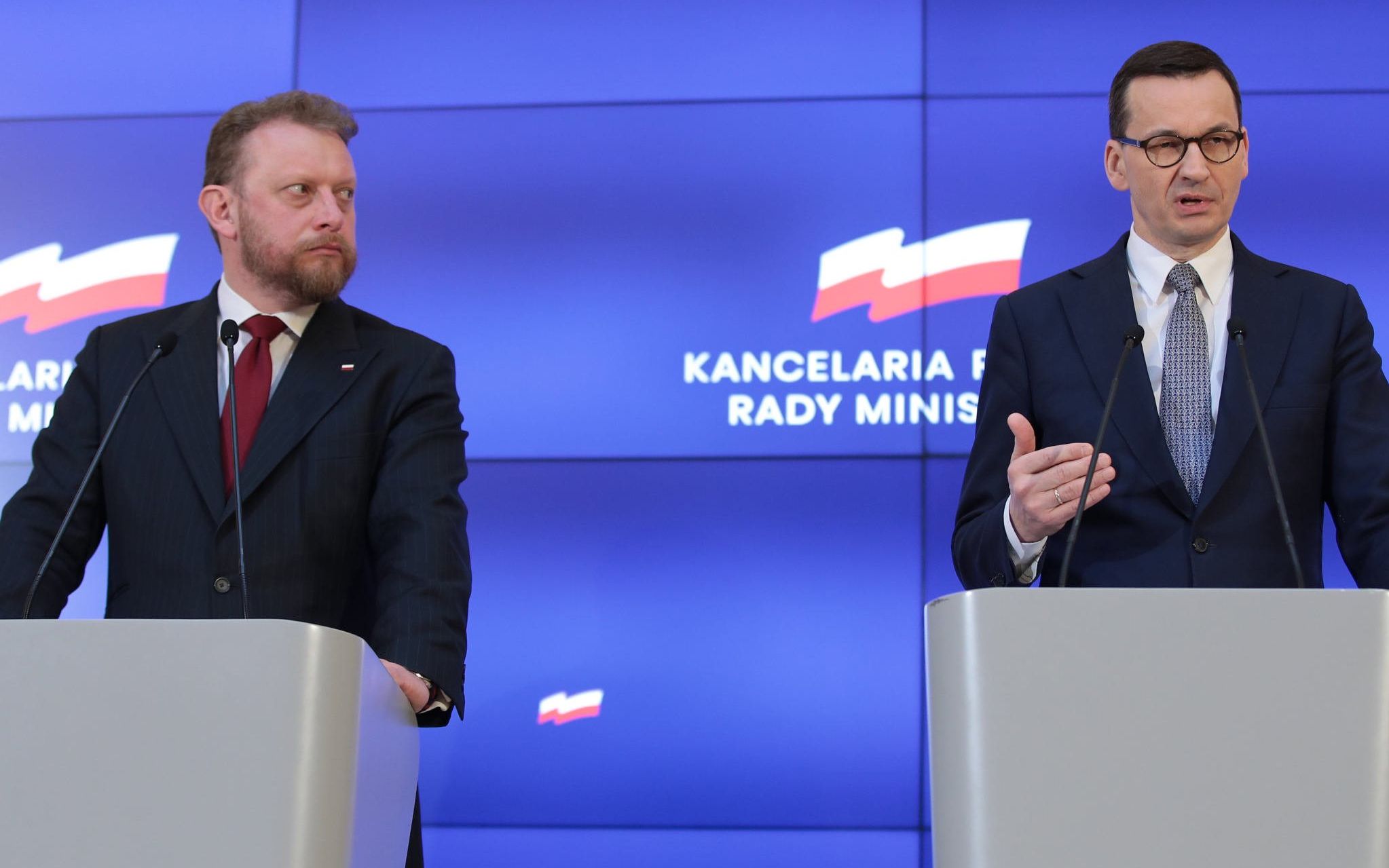 10.03.2020 Warszawa , Kancelaria Prezesa Rady Ministrow . Prezes Rady Ministrow Mateusz Morawiecki (p) i minister zdrowia Lukasz Szumowski (l) podczas konferencji prasowej ws. rosnacej liczby przypadkow zarazenia koronawirusem . 
Fot. Dawid Zuchowicz / Agencja Gazeta