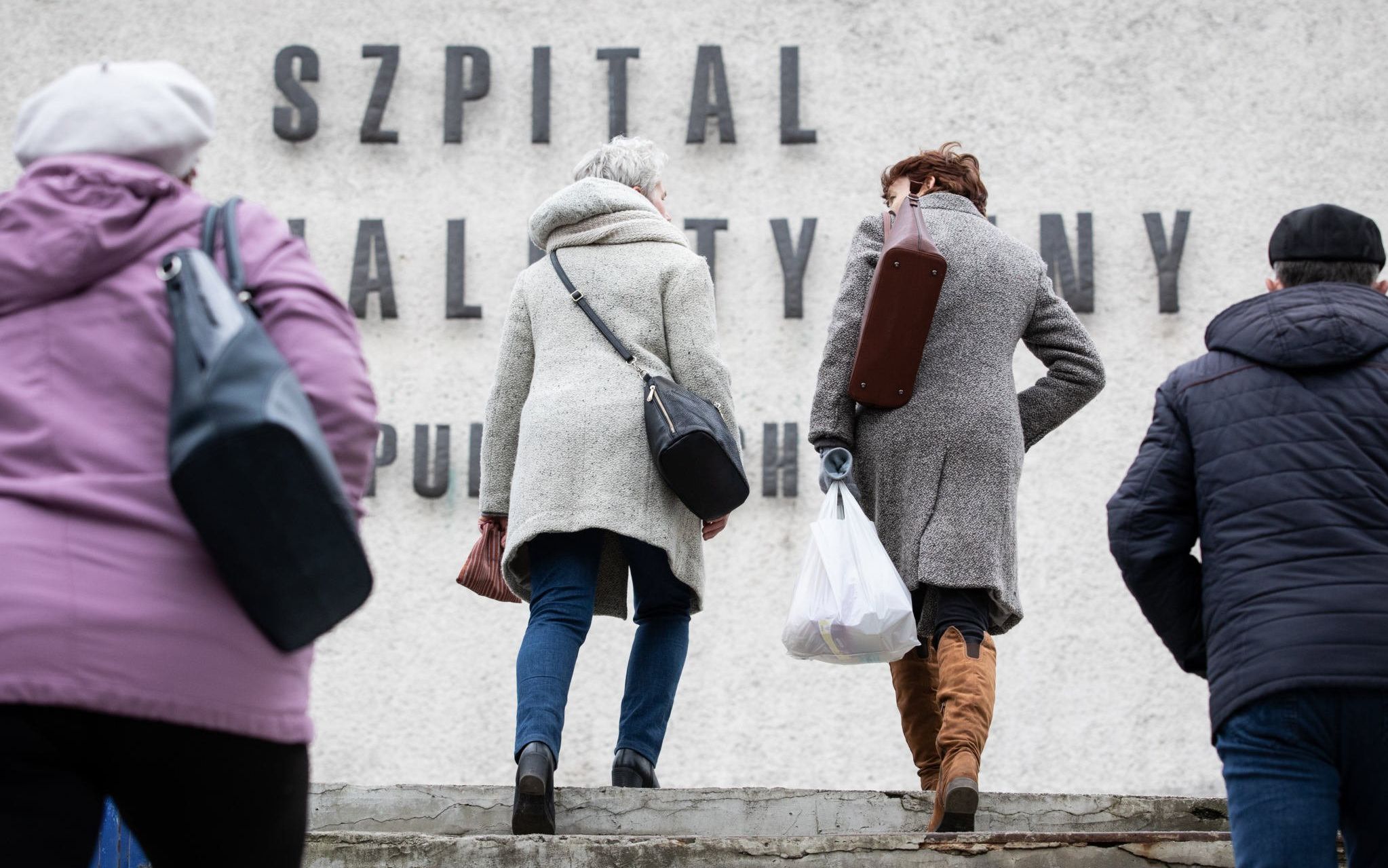 13.03.2020 Pulawy . Szpital Specjalistyczny ma zostac przeksztalcony w szpital zakazny przyjmujacy zakazonych koronawirusem z calego wojewodztwa lubelskiego . Trwaja wypisy i ewakuacja pacjentow . 
Fot. Jakub Orzechowski / Agencja Gazeta