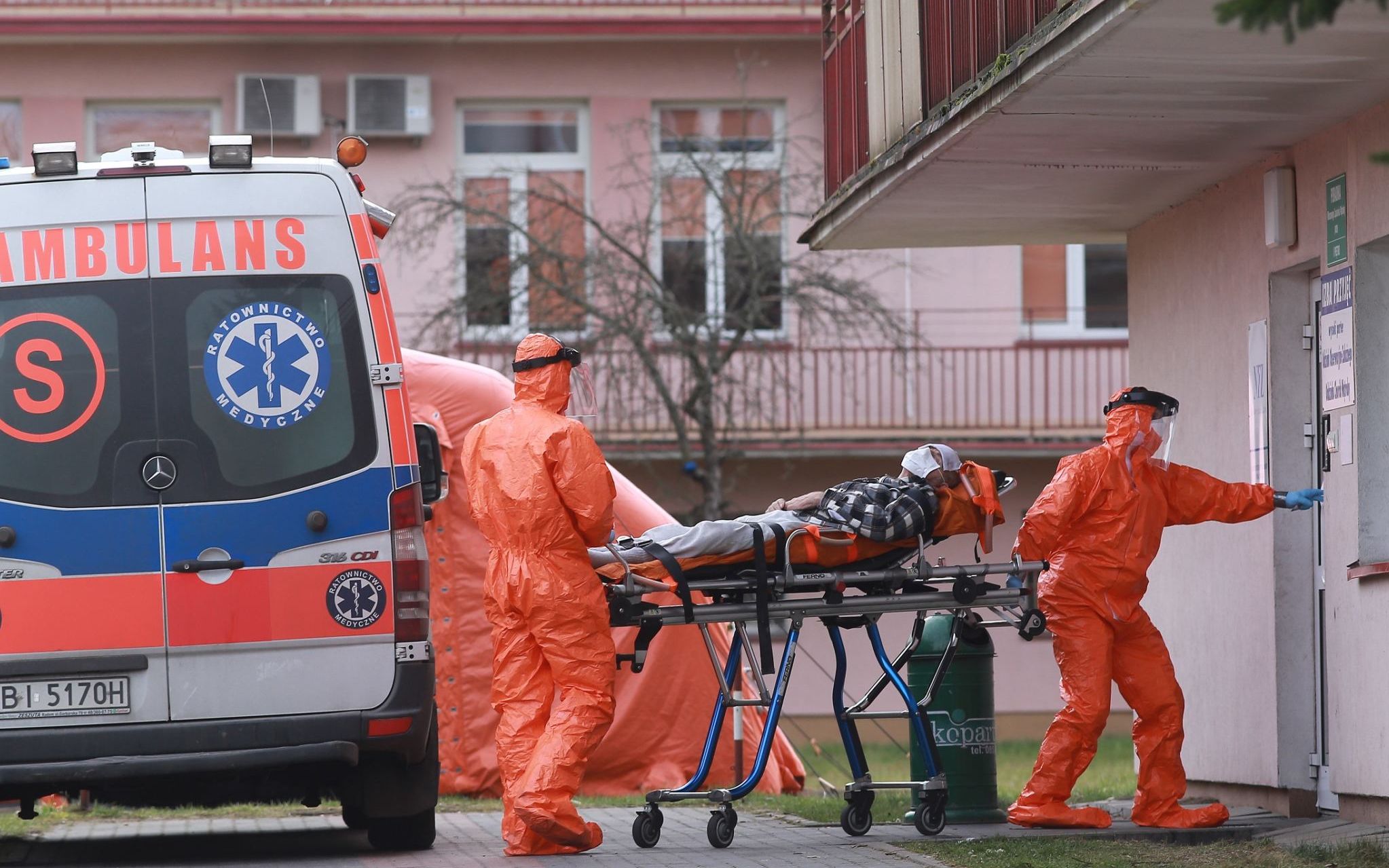 20.03.2020  Bialystok . Szpital Zakazny Uniwersytetu Medycznego . Karetka podczas przewozenia , dowiezienia podejrzanego o zakazenie koronawirusem na oddzial szpitalny .
Fot. Agnieszka Sadowska/ Agencja Gazeta. *** Local Caption *** .