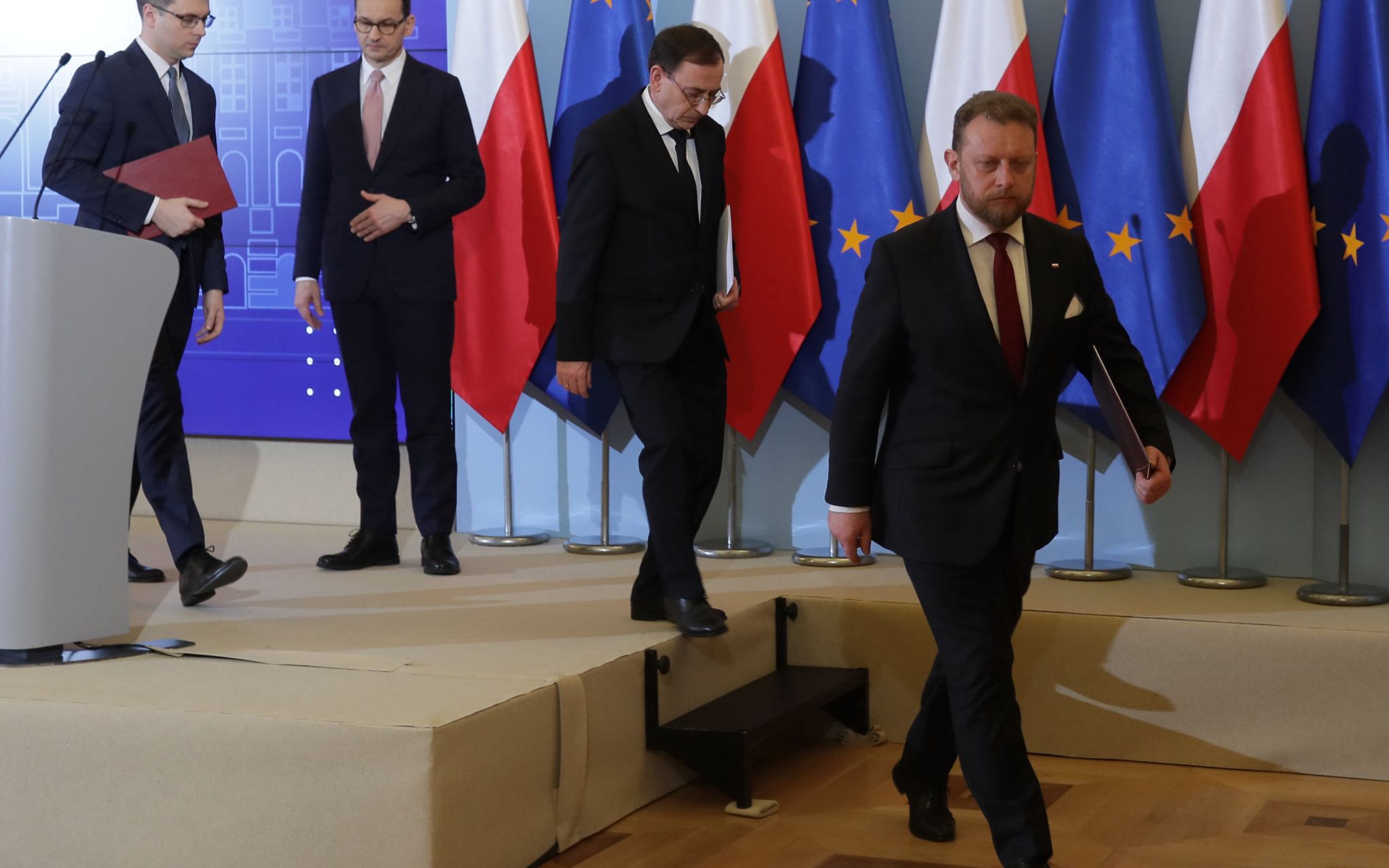 13.03.2020 Warszawa , Kancelaria Prezesa Rady Ministrow . Premier rzadu PiS Mateusz Morawiecki , minister zdrowia Lukasz Szumowski i mnister spraw wewnetrznych Mariusz Kaminski podczas konferencji prasowej dot. epidemi koronawirusa w Polsce . " Sklepy pozostaja otwarte "!.
Fot. Slawomir Kaminski / Agencja  Gazeta