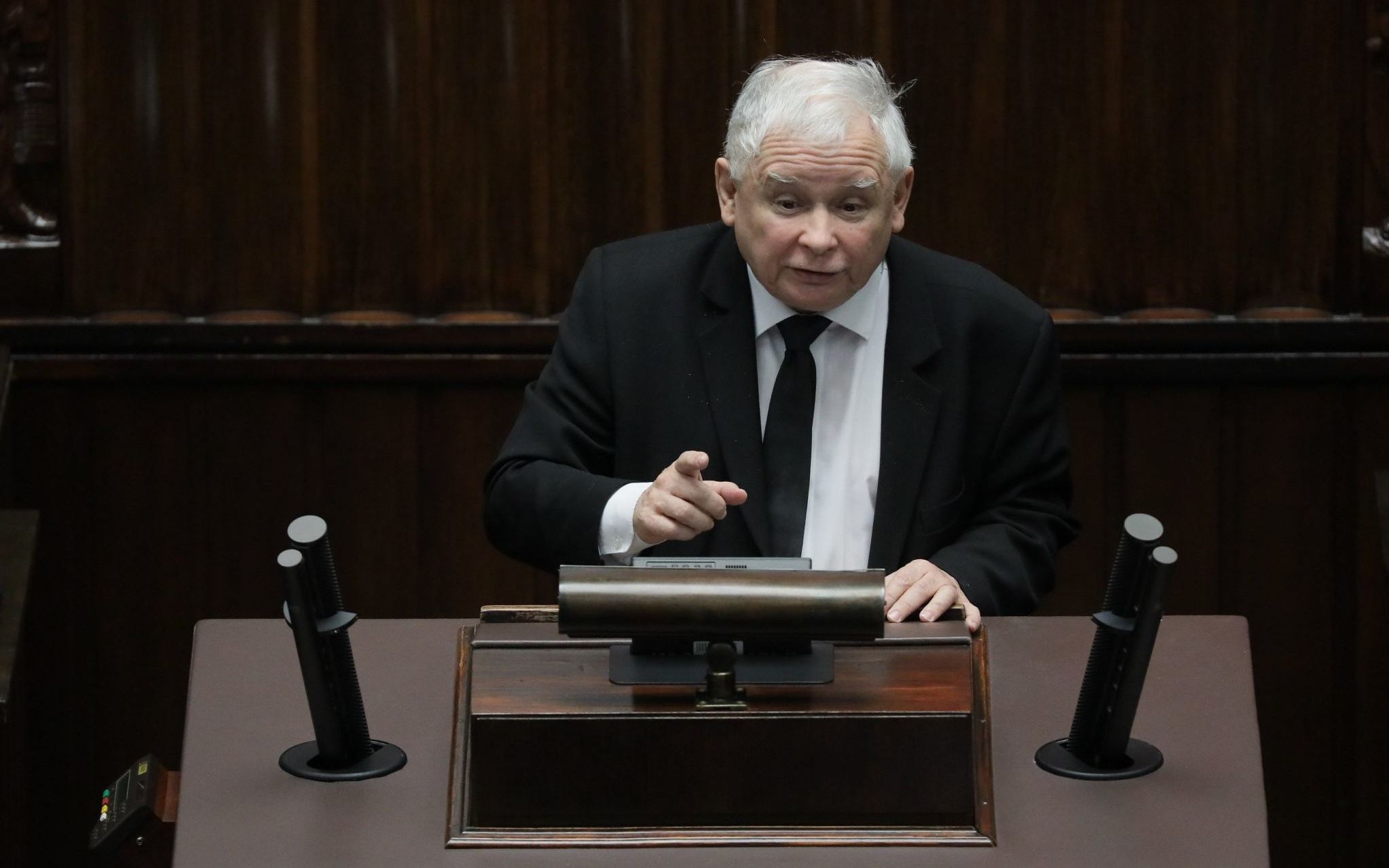 06.04.2020 Warszawa , Sejm . Prezes Jaroslaw Kaczynski podczas trzeciego dnia 9. posiedzenia Sejmu IX Kadencji ( w czasie pandemii ) . Premier rzadu PiS przedstawil najnowsze informacje nt. sytuacji epidemiologicznej zwiazanej z rozprzestrzenianiem sie koronawirusa w Polsce . Poslowie maja glosowac nad projektem PiS dot. wyborow korespondencyjnych .
Fot. Slawomir Kaminski / Agencja Gazeta