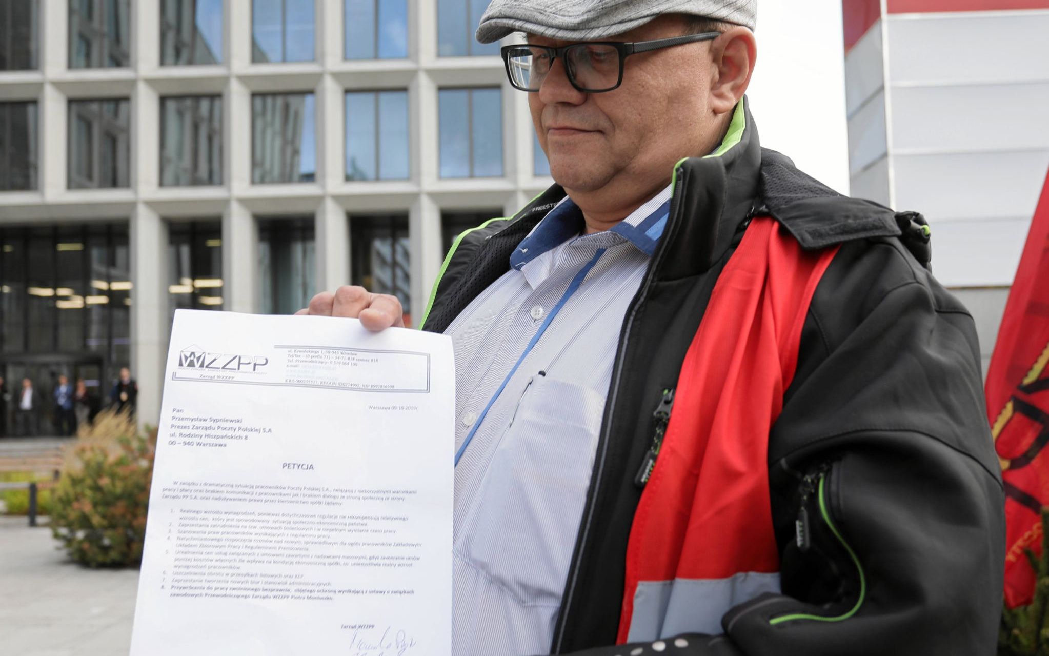 09.10.2019 Warszawa , ul. Rodziny Hiszpanskich , siedziba Poczty Polskiej . Demonstracja w obronie zwolnionego z pracy zwiazkowca . ( Piotr Moniuszko - z petycja w reku ).
Fot. Slawomir Kaminski / Agencja Gazeta