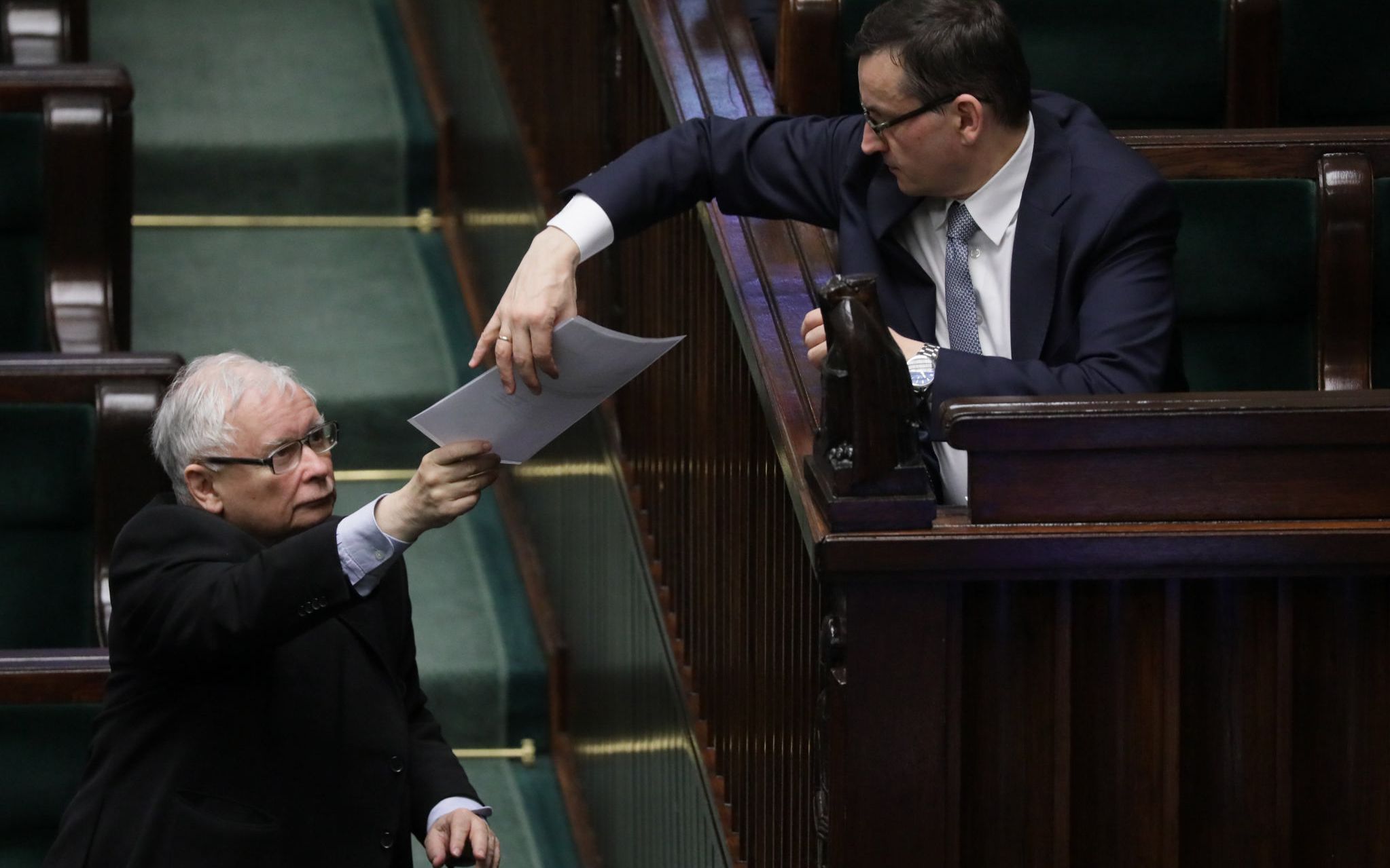 08.04.2020 Warszawa . Sejm .  Piaty dzien 9 . posiedzenia Sejmu IX kadencji w czasie epidemii koronawirusa . Od lewej: prezes Prawa i Sprawiedliwosci Jaroslaw Kaczynski , premier Mateusz Morawiecki podczas bloku glosowan miedzy innymi nad '' tarcza antykryzysowa ''
Fot. Slawomir Kaminski / Agencja Gazeta